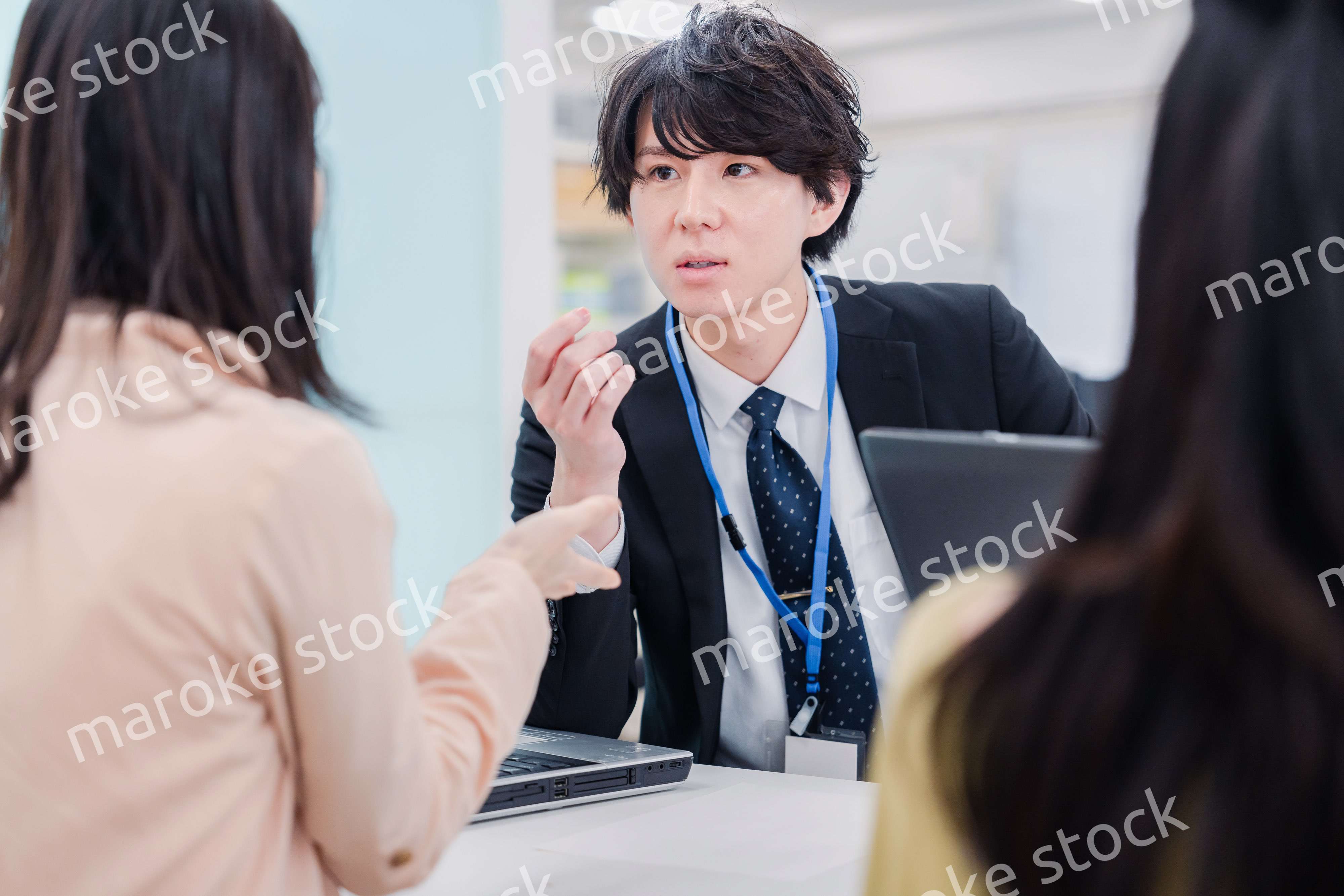 不動産会社で窓口業務をするスタッフ