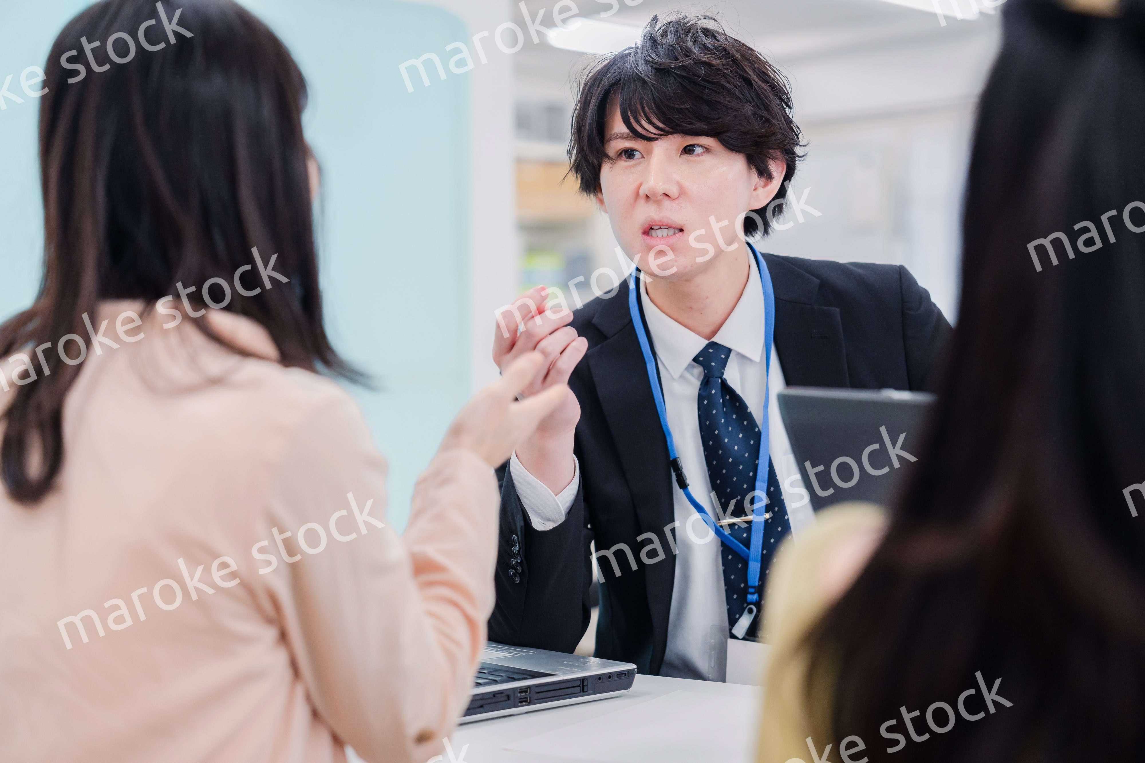 不動産会社で窓口業務をするスタッフ