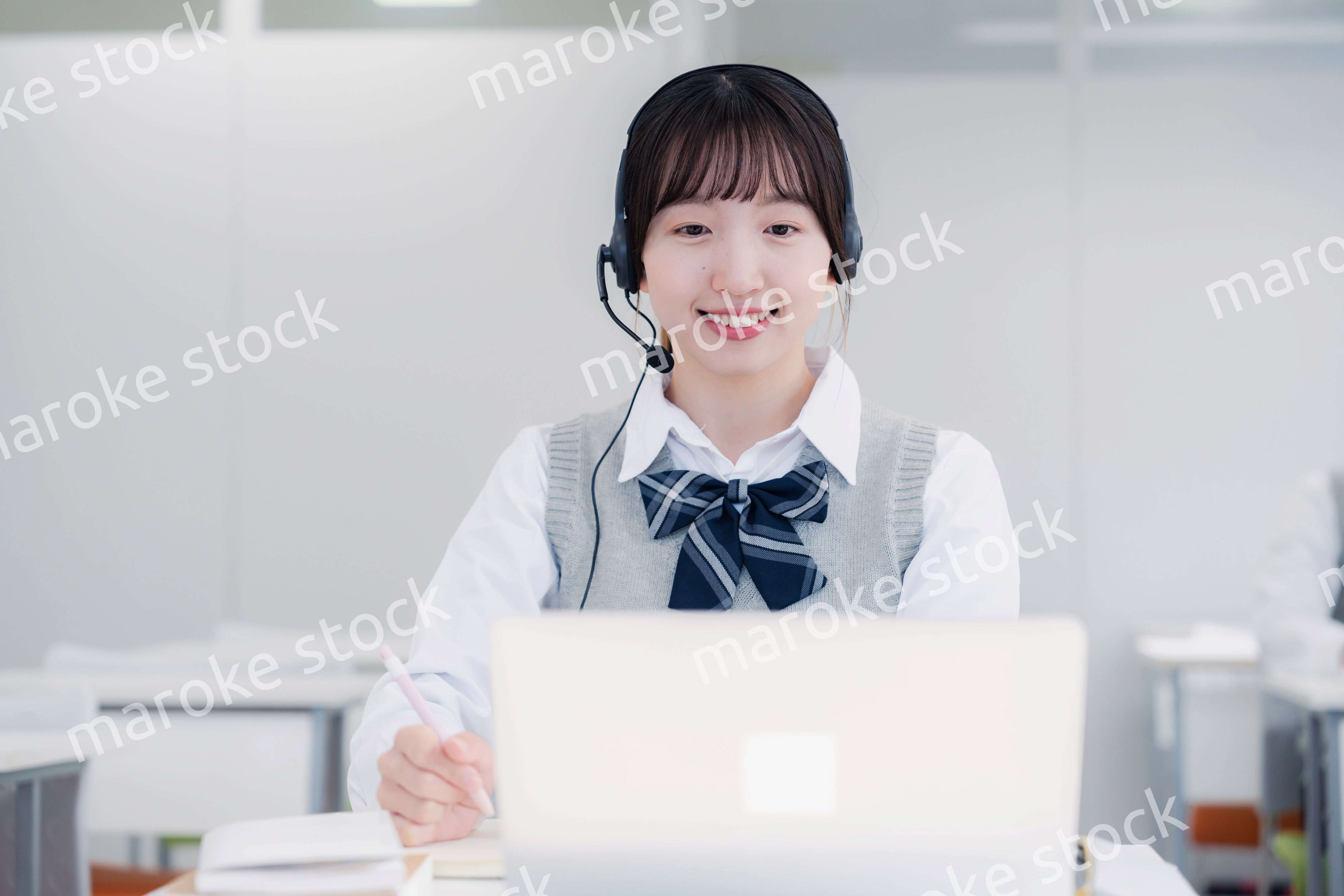 パソコンで授業を受ける女子高生