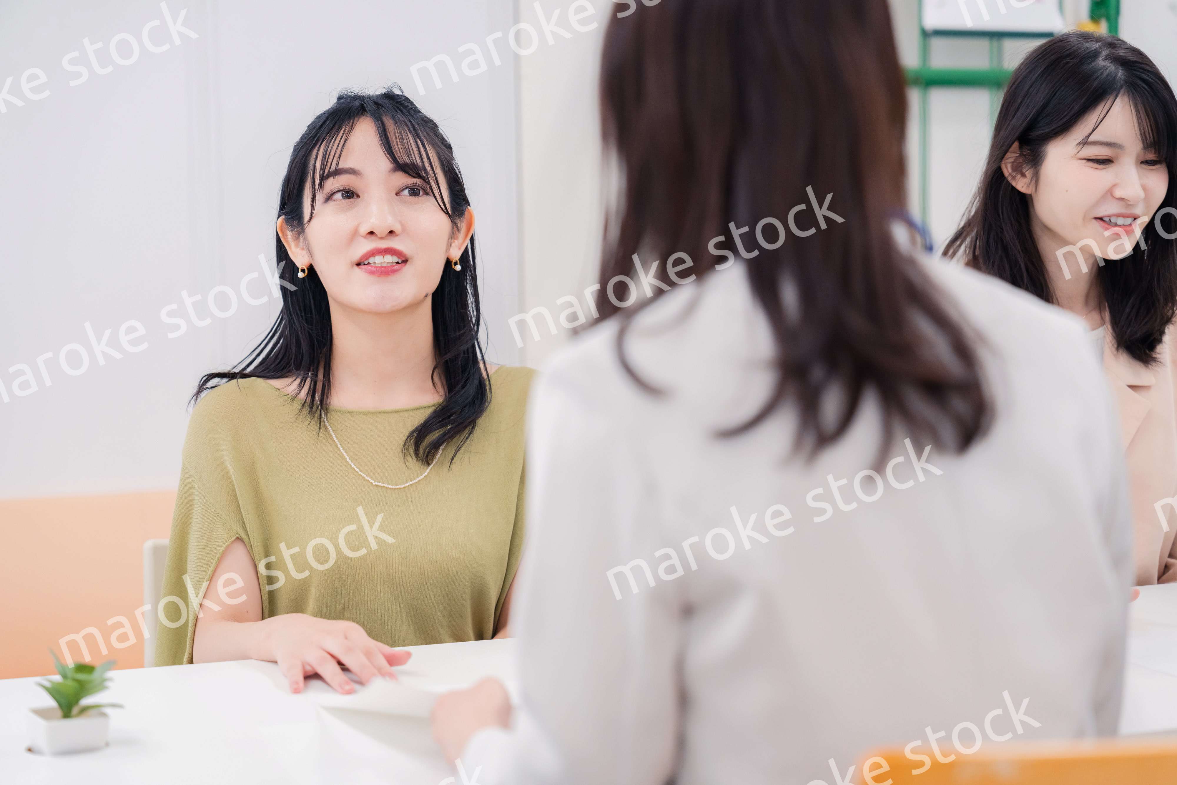 不動産会社で窓口業務をするスタッフ