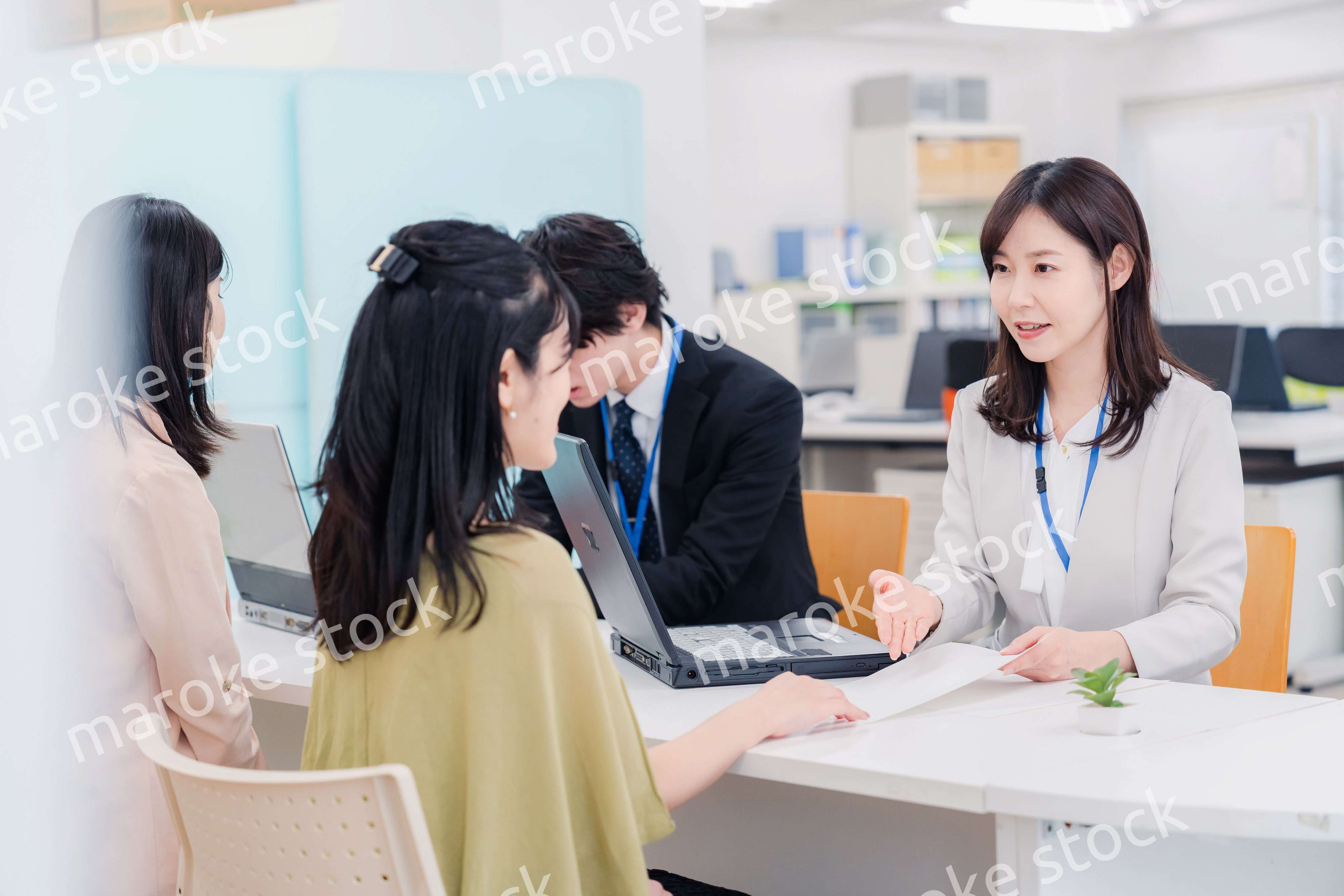 不動産会社で窓口業務をするスタッフ