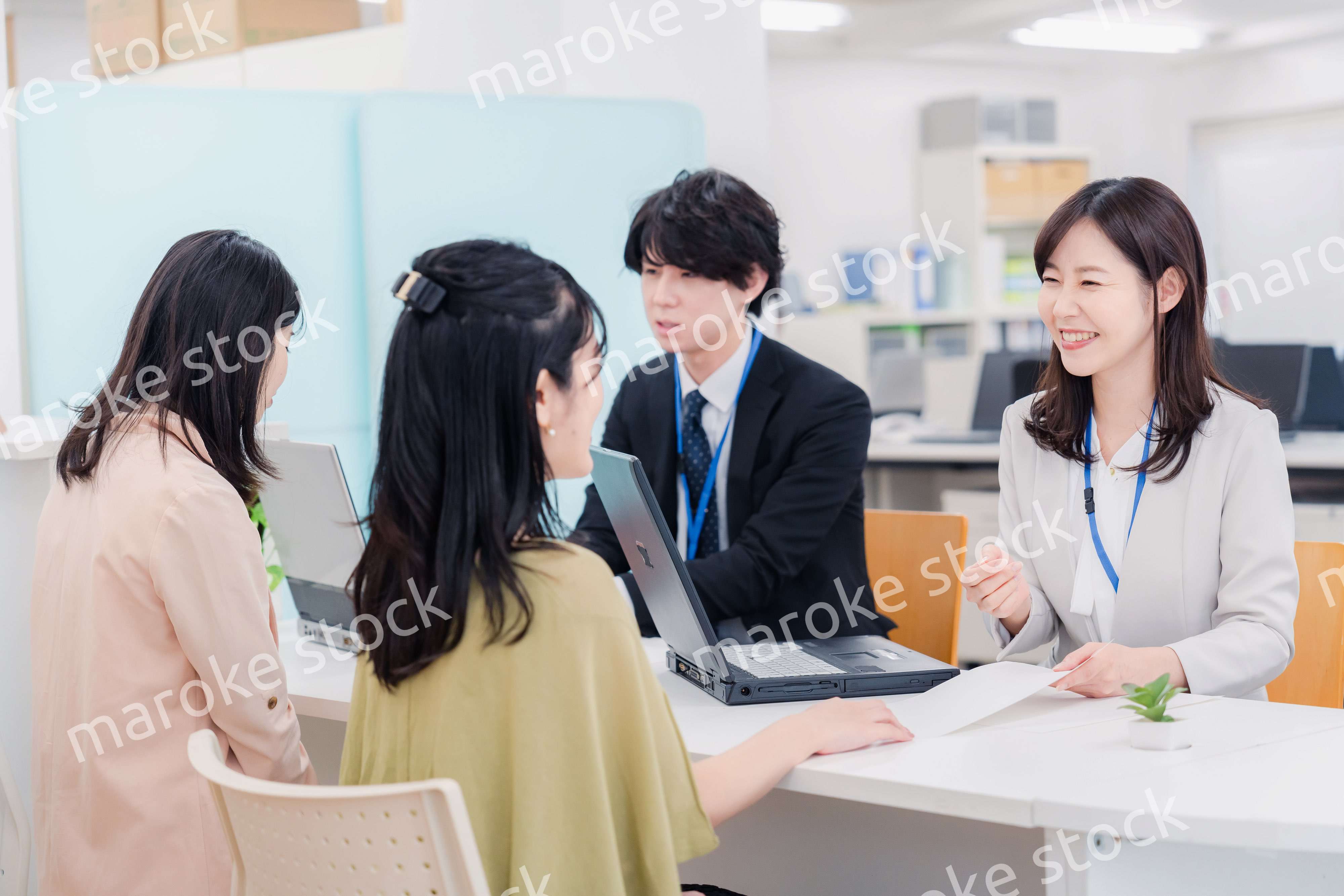 不動産会社で窓口業務をするスタッフ