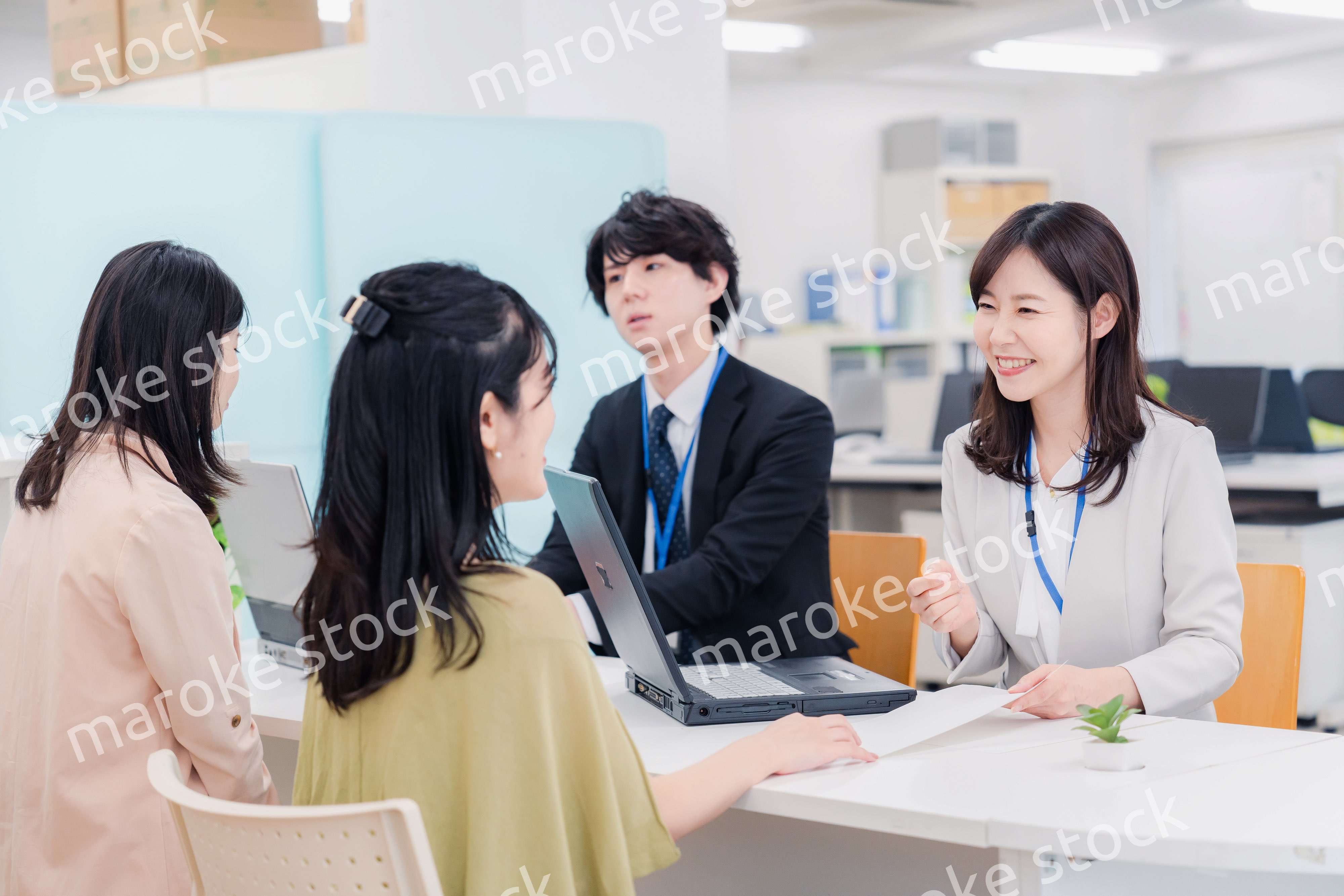 不動産会社で窓口業務をするスタッフ