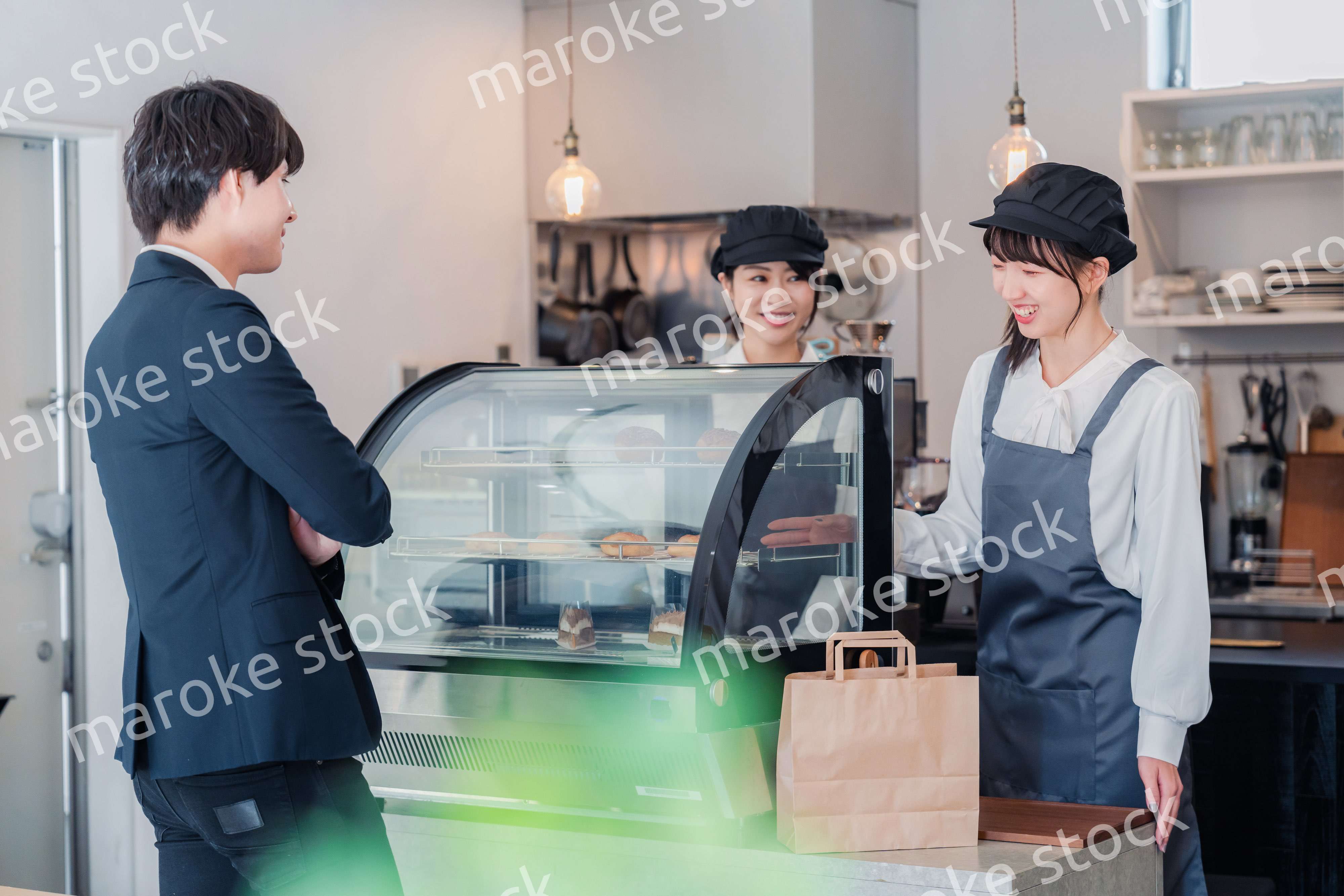 ケーキ屋で楽しく買い物をするビジネスマン