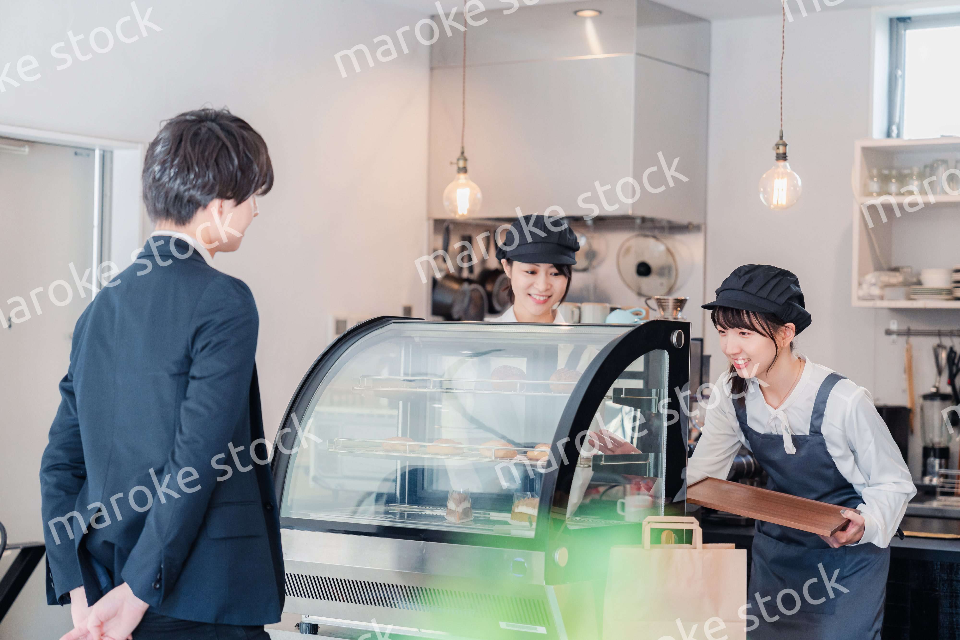 ケーキ屋で楽しく買い物をするビジネスマン