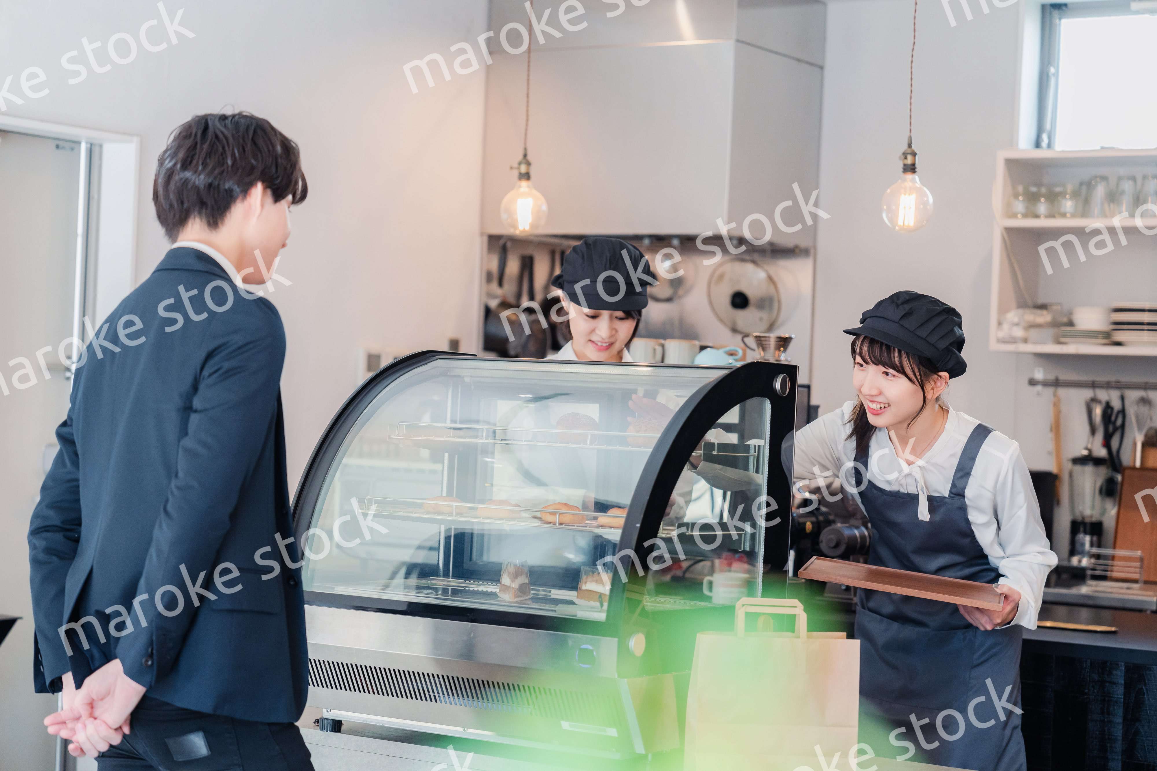 ケーキ屋で楽しく買い物をするビジネスマン