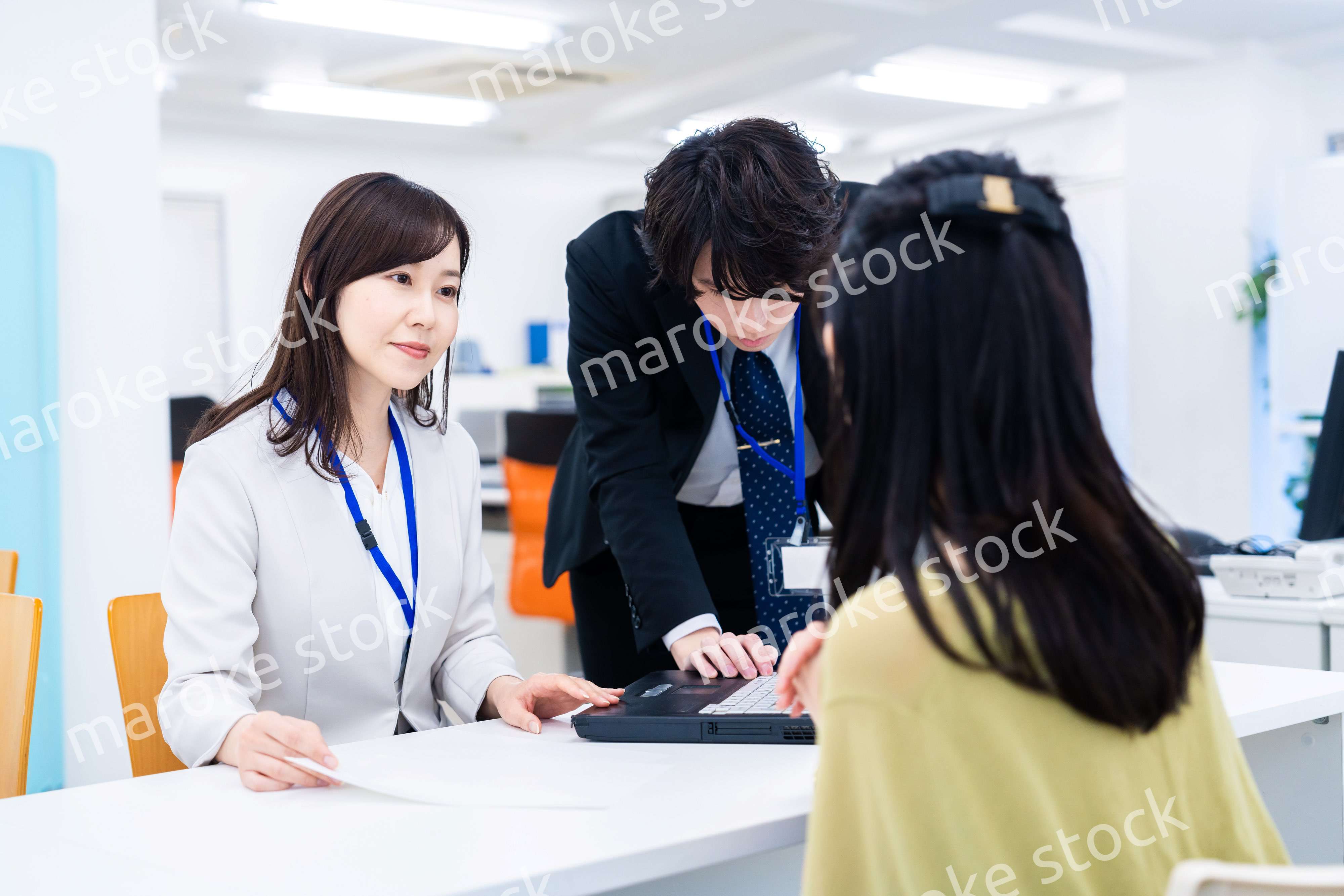 オフィスで窓口業務をするスタッフ