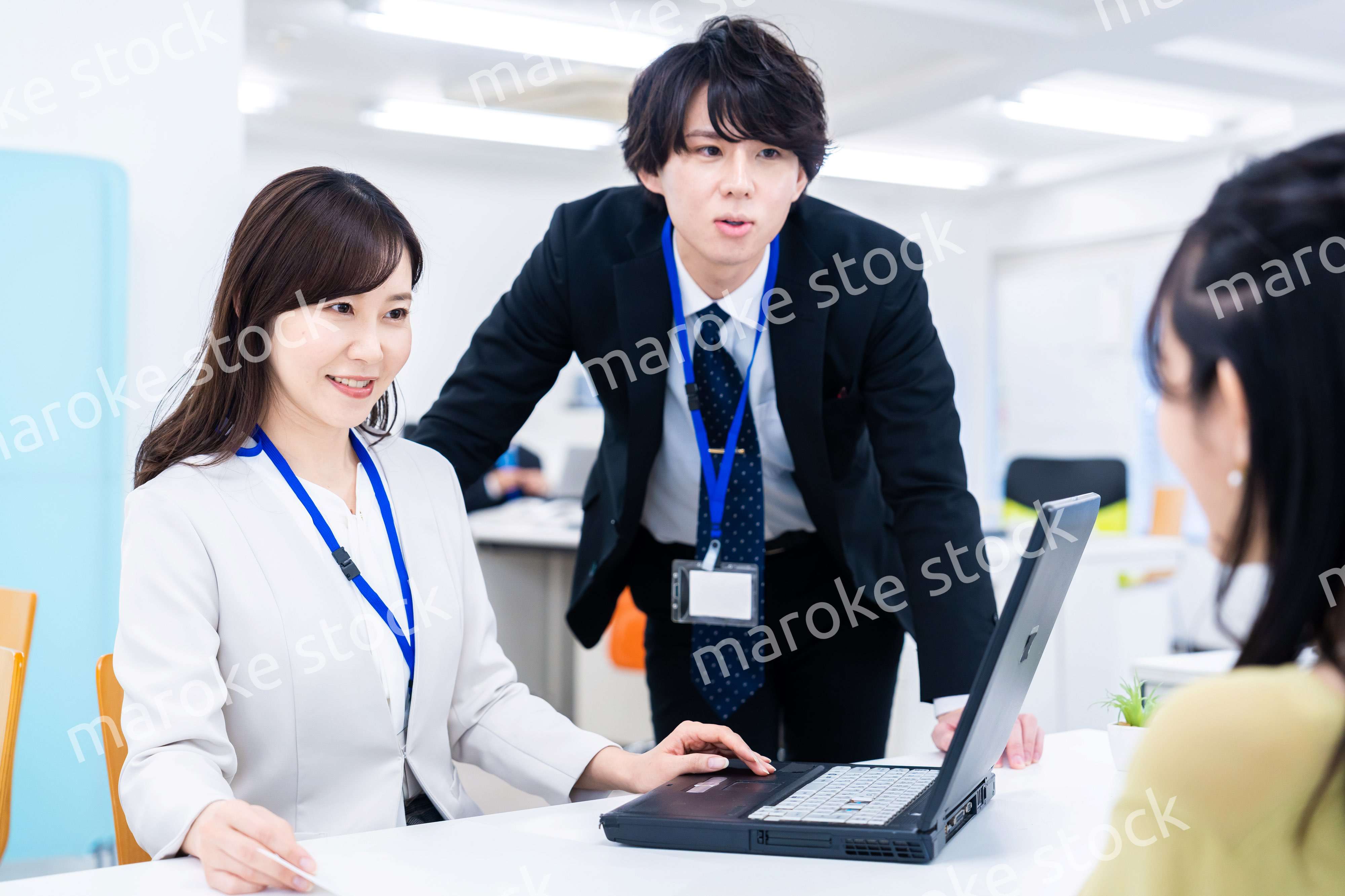 オフィスで窓口業務をするスタッフ