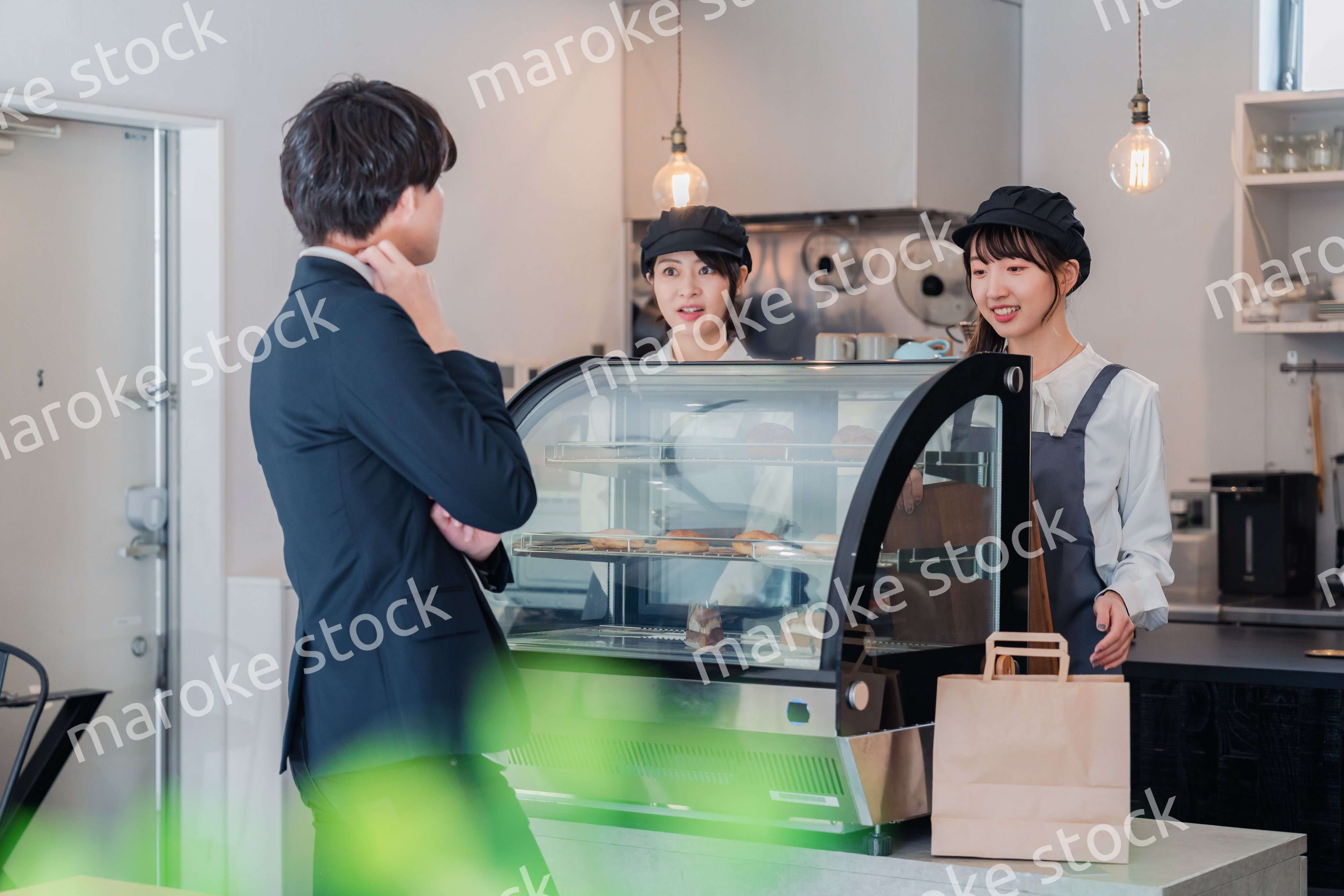 ケーキ屋で楽しく買い物をするビジネスマン