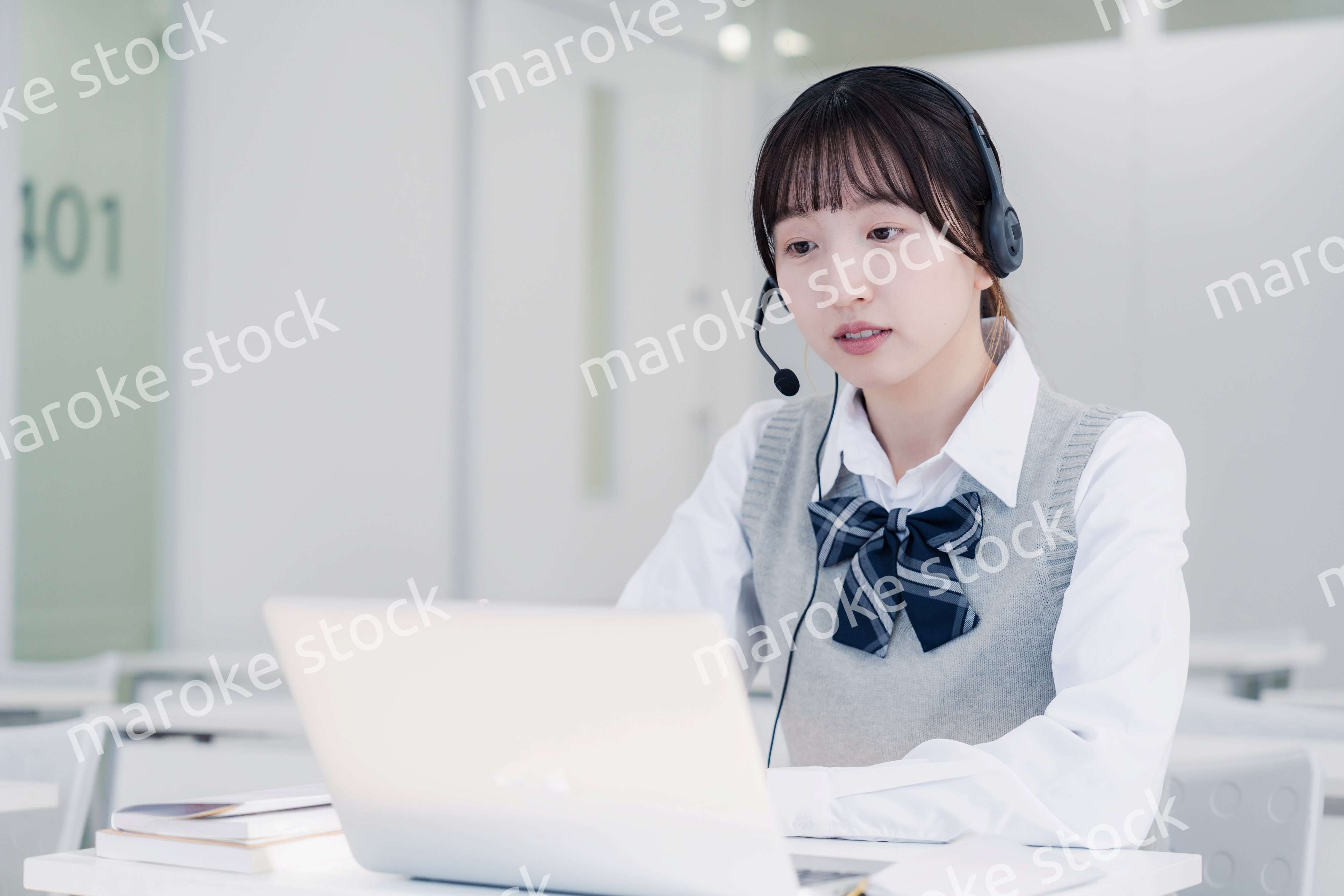 パソコンで授業を受ける女子高生