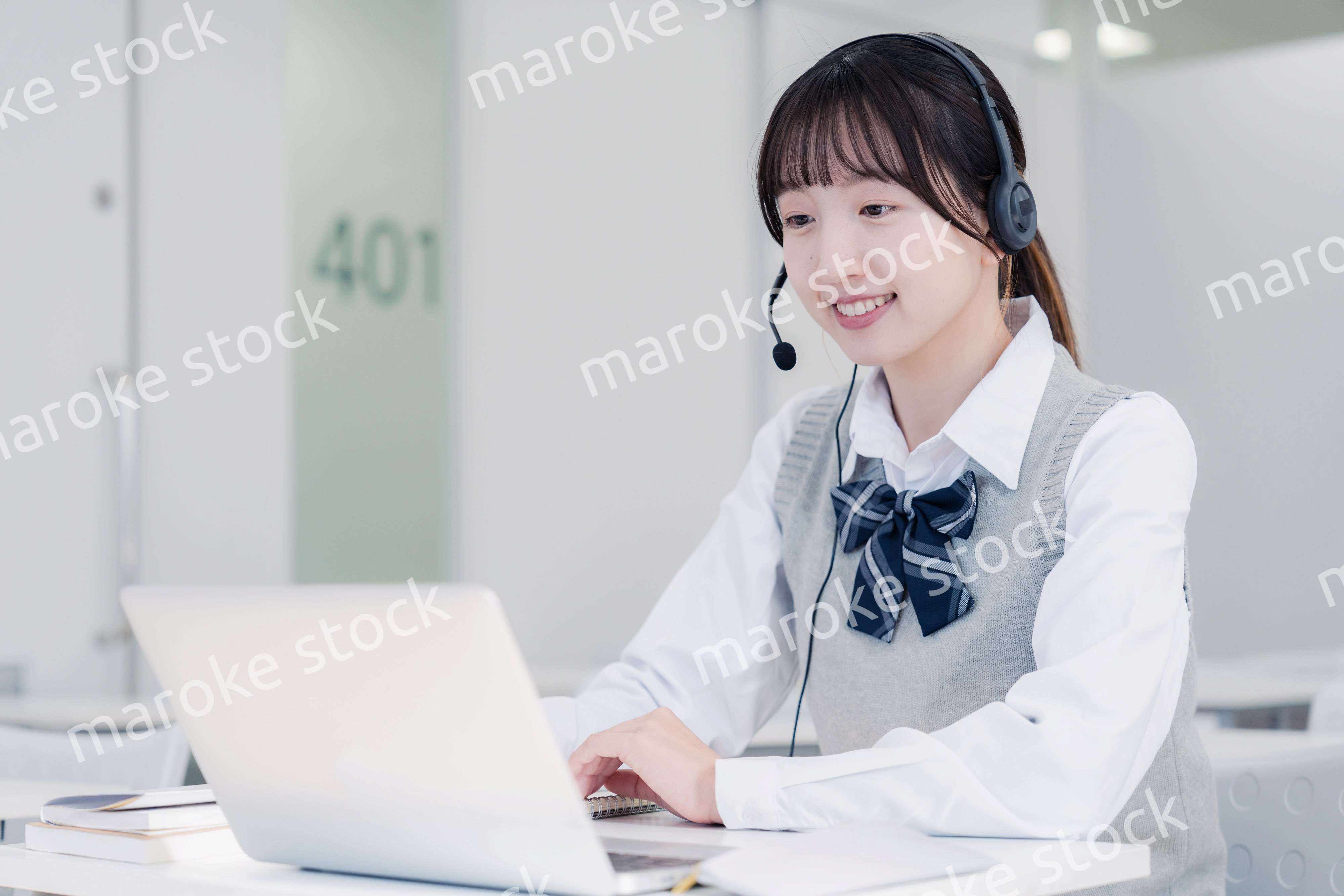 パソコンで授業を受ける女子高生