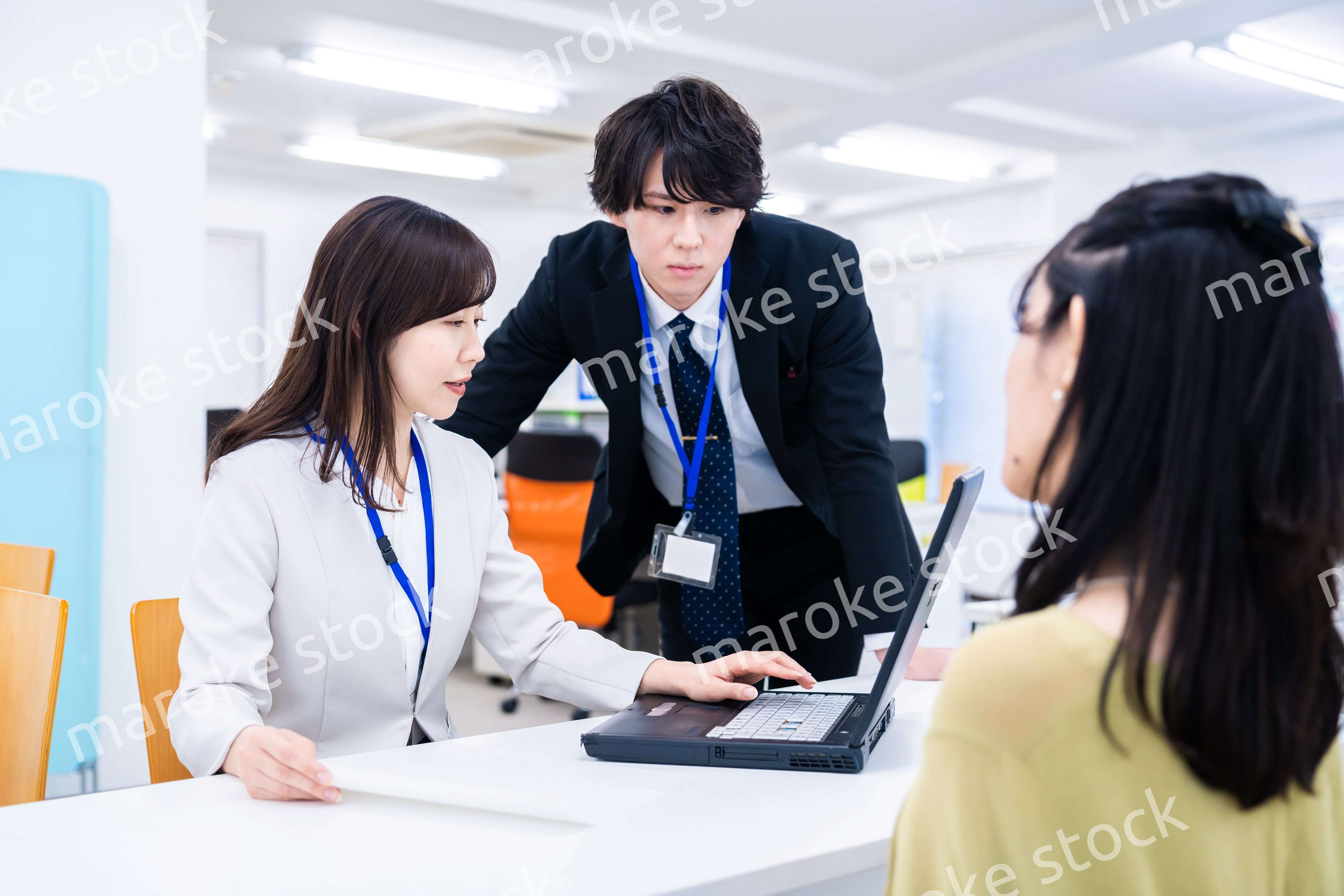 オフィスで窓口業務をするスタッフ