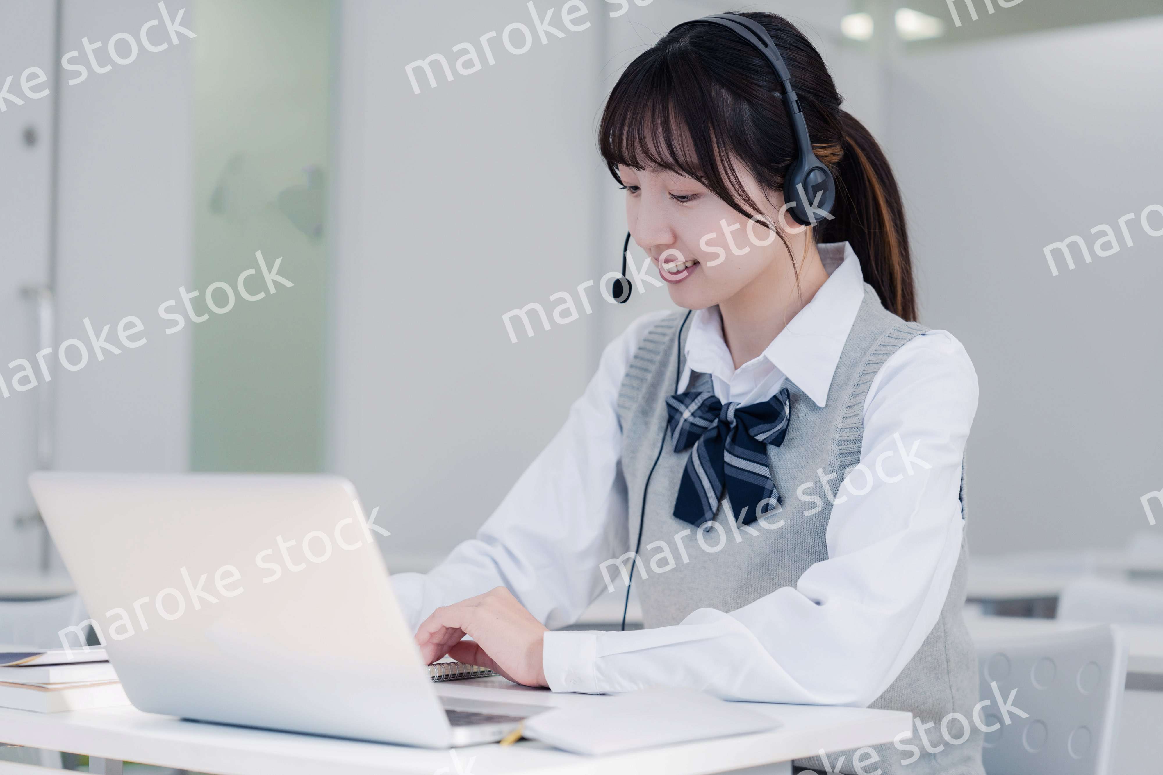 パソコンで授業を受ける女子高生