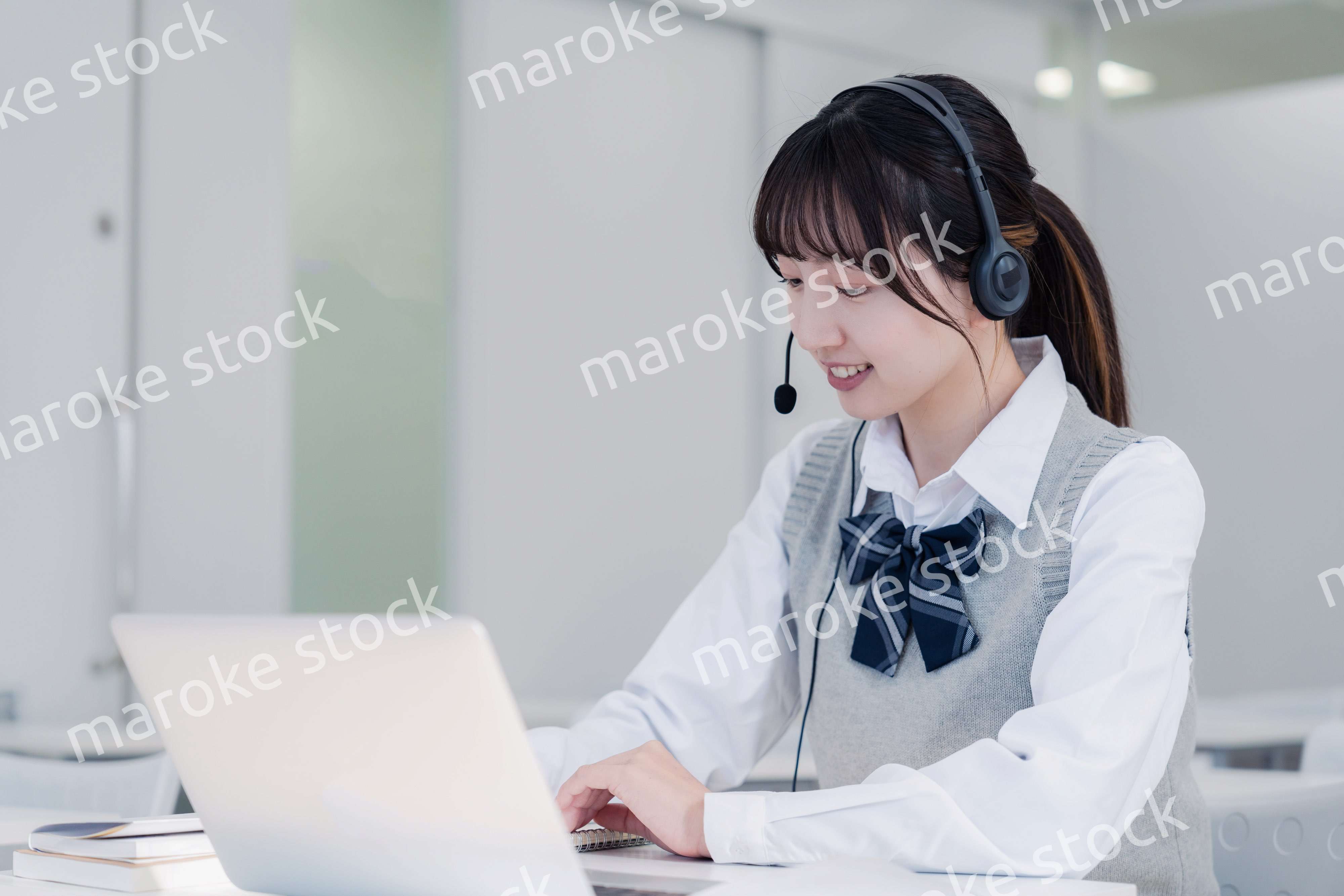 パソコンで授業を受ける女子高生