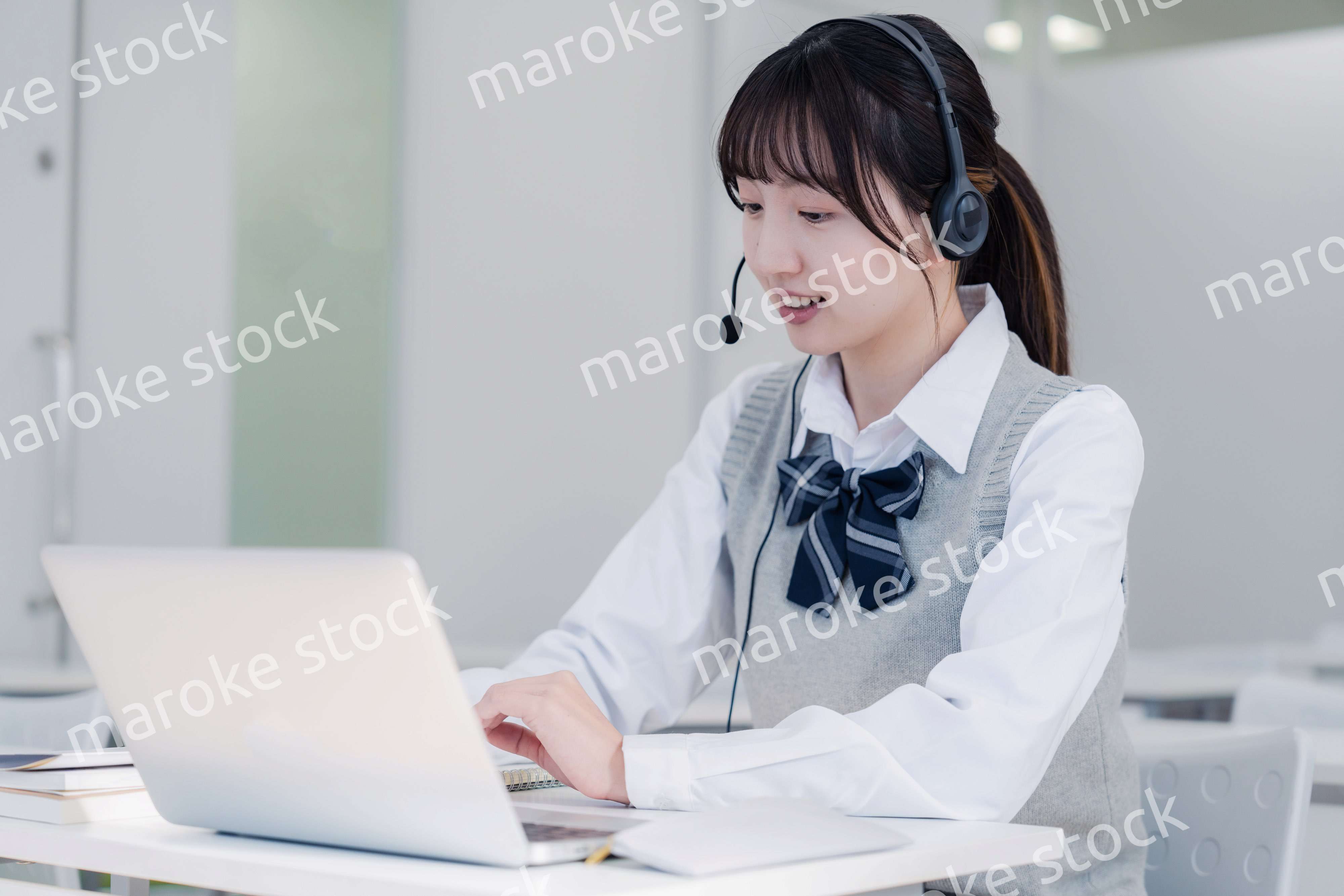 パソコンで授業を受ける女子高生