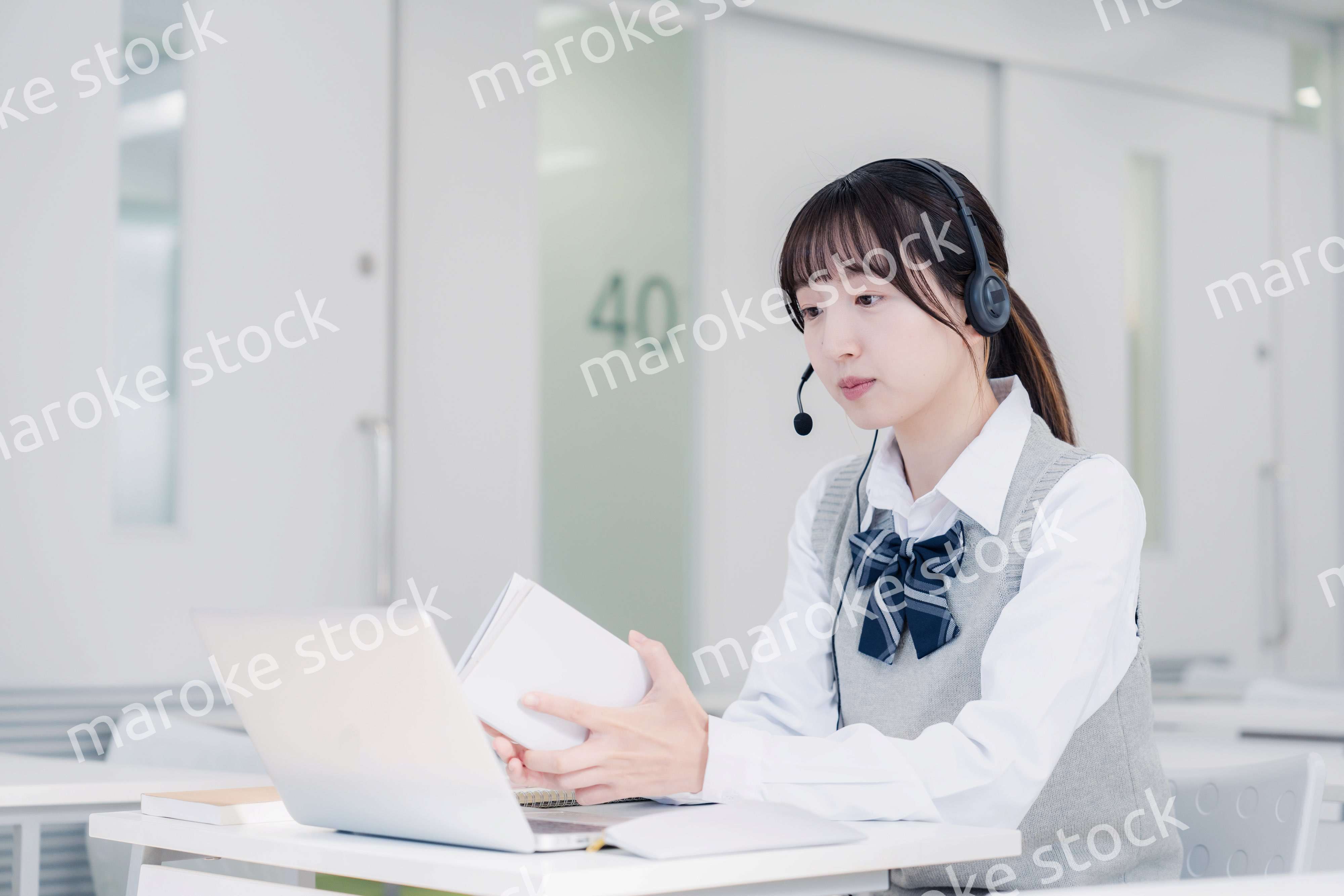 パソコンで授業を受ける女子高生