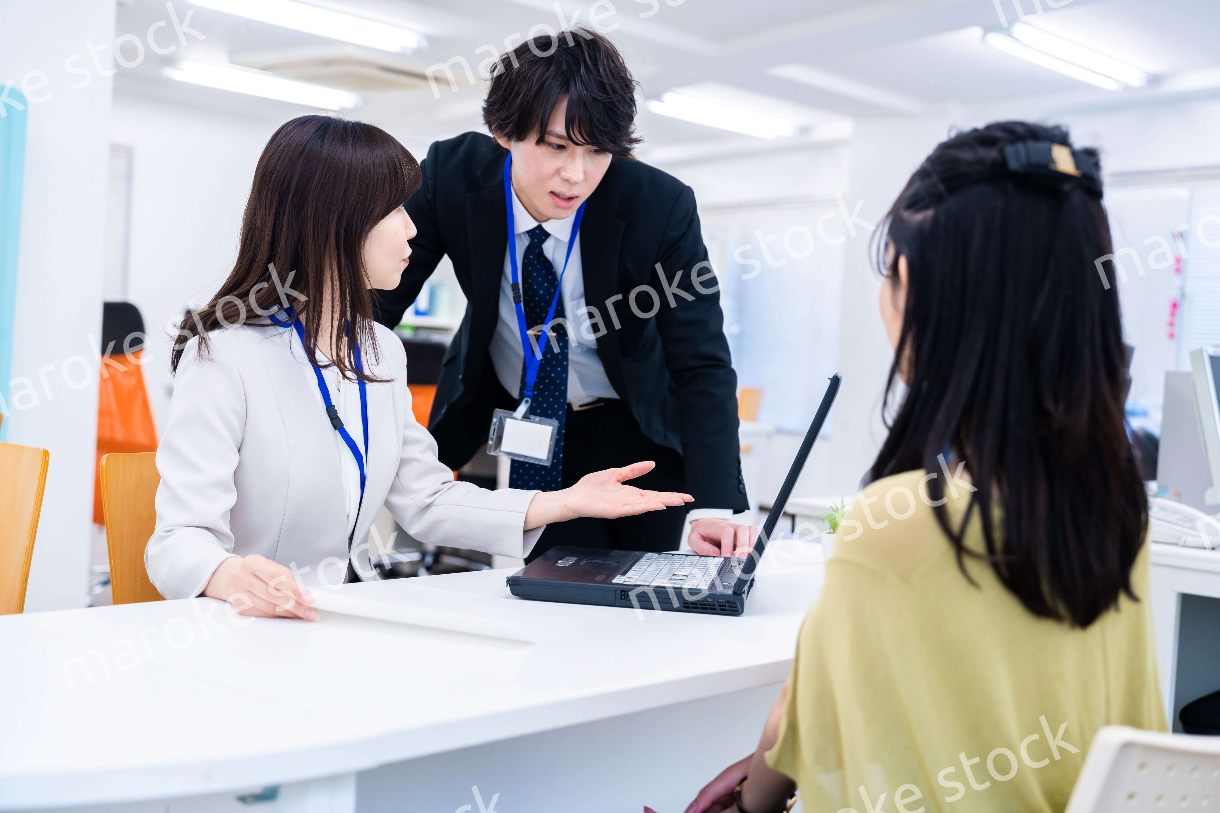 オフィスで窓口業務をするスタッフ