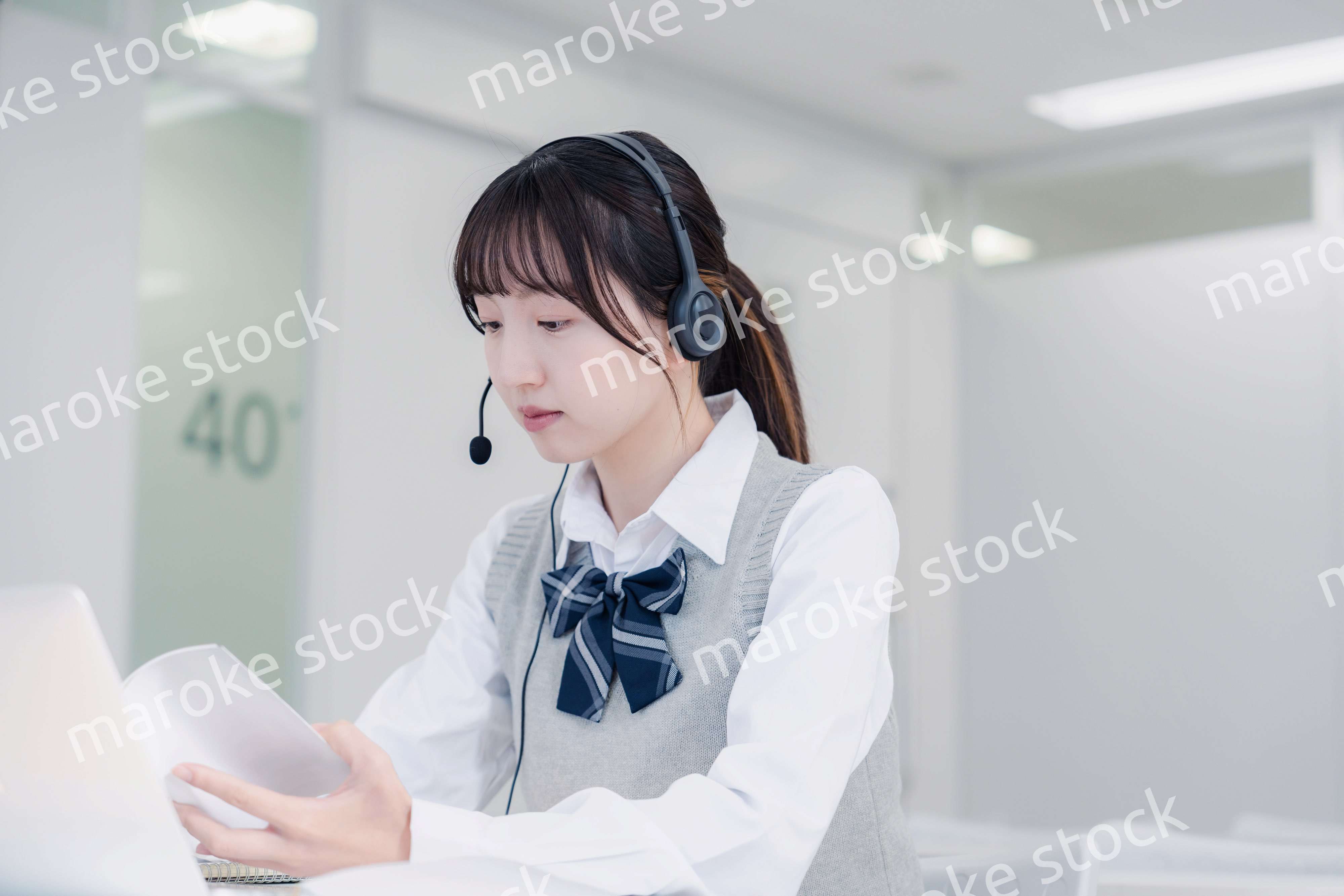 パソコンで授業を受ける女子高生