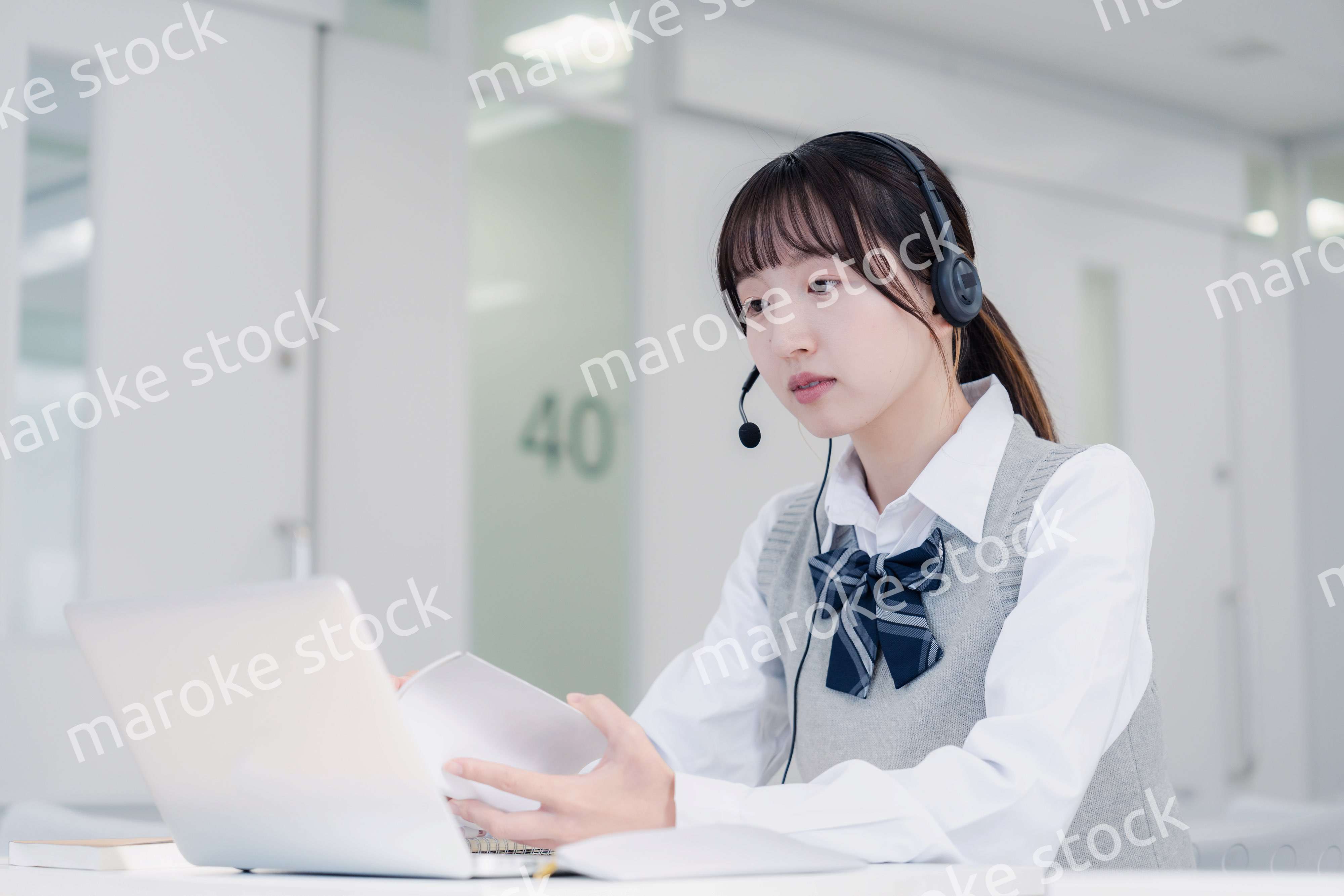 パソコンで授業を受ける女子高生