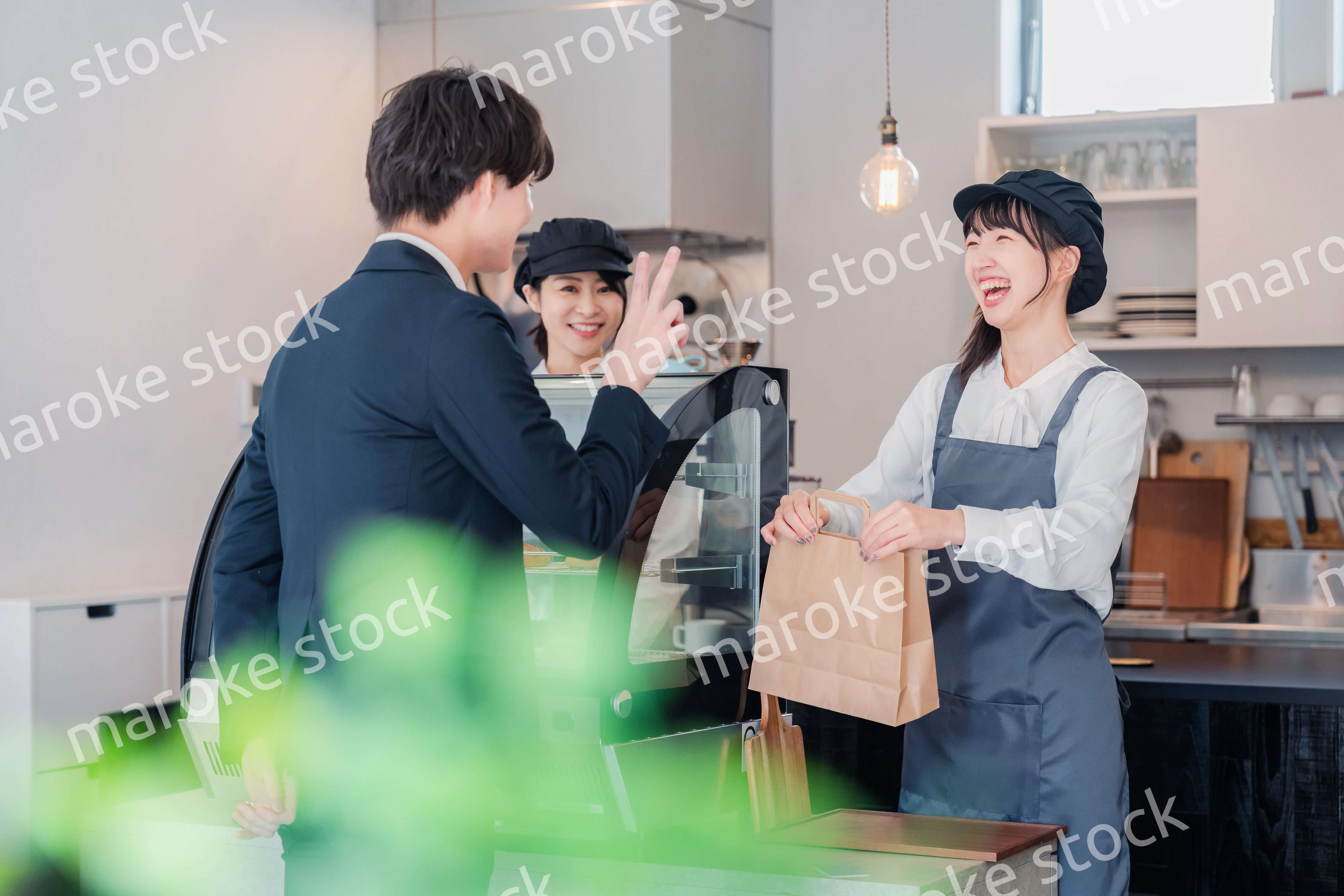 ケーキ屋で楽しく買い物をするビジネスマン