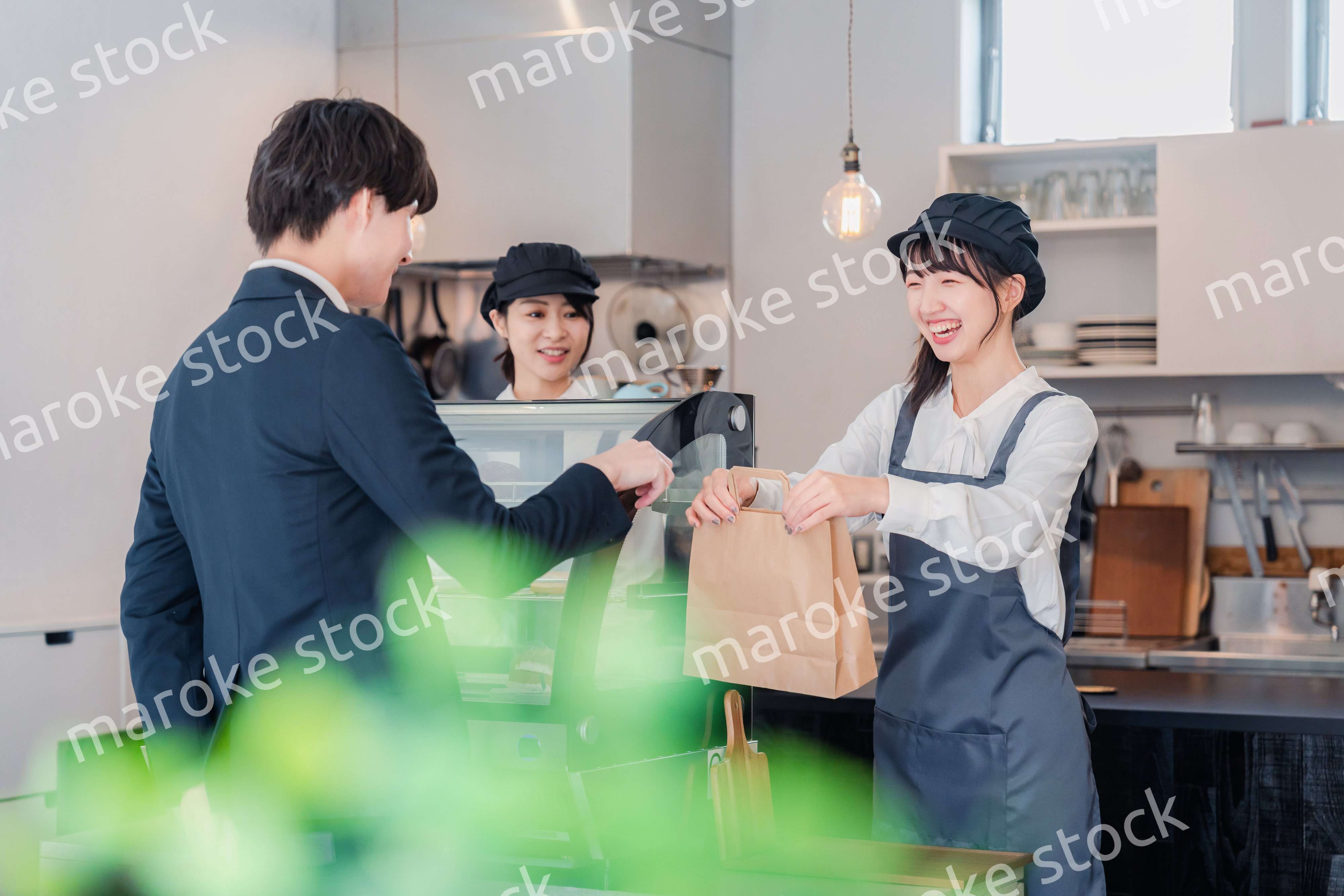 ケーキ屋で楽しく買い物をするビジネスマン