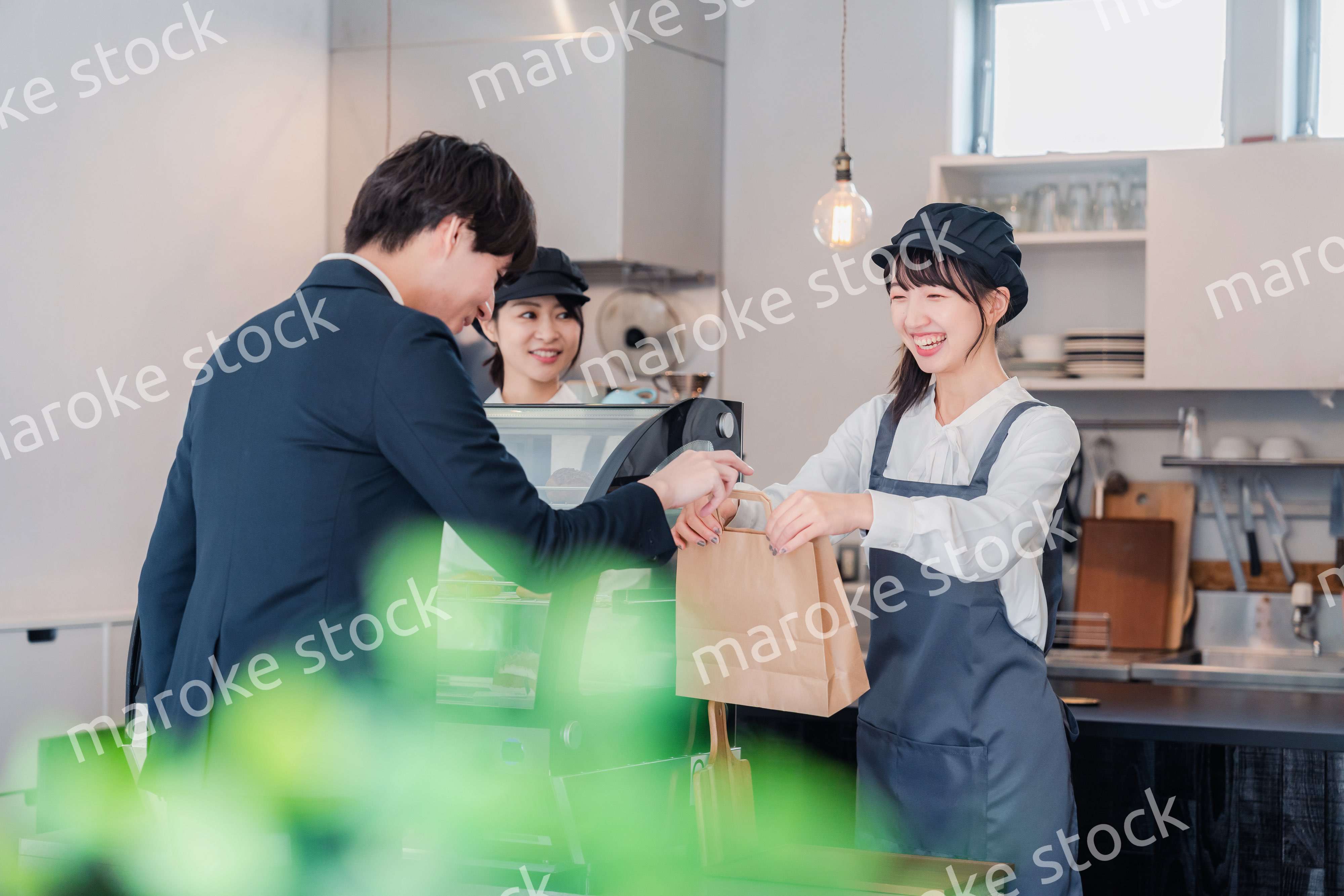 ケーキ屋で楽しく買い物をするビジネスマン