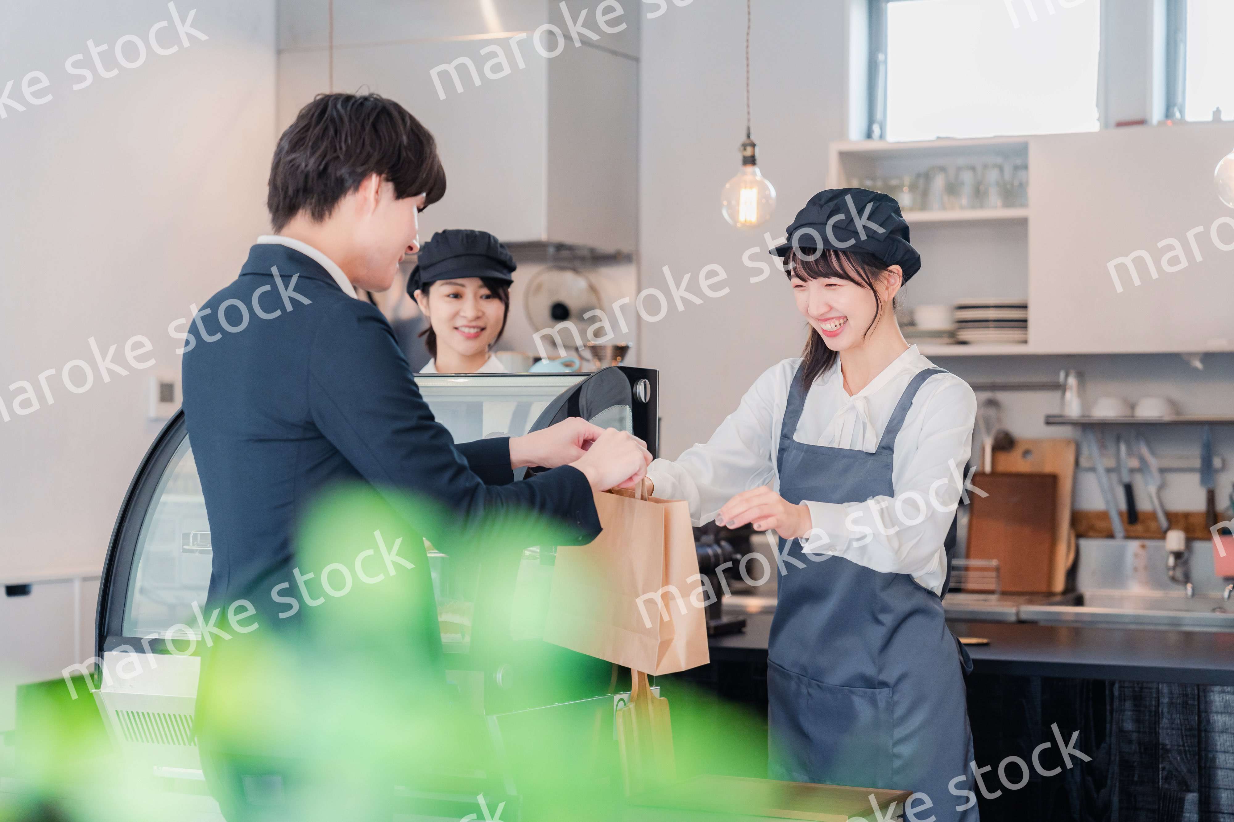 ケーキ屋で楽しく買い物をするビジネスマン