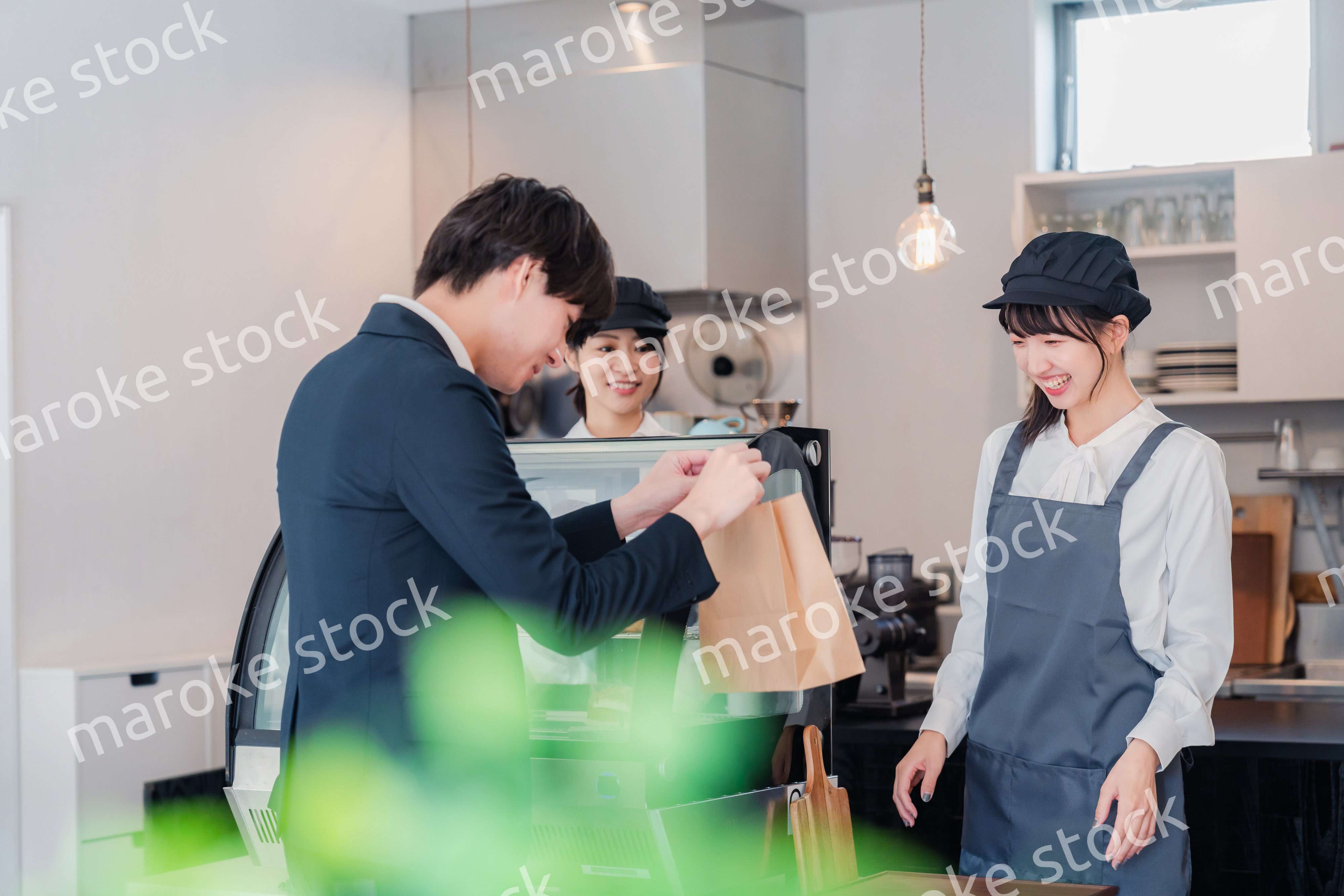 ケーキ屋で楽しく買い物をするビジネスマン