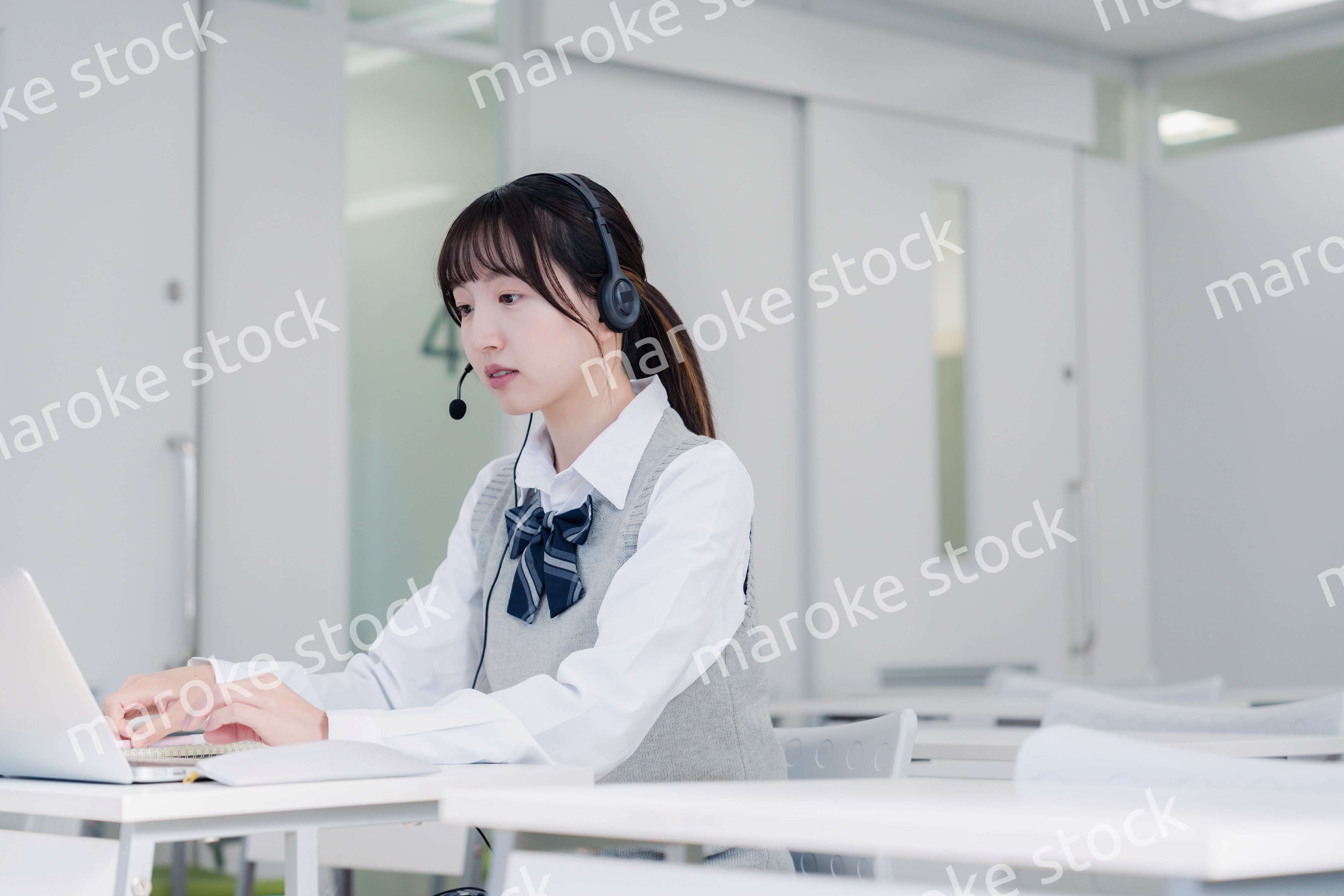 パソコンで授業を受ける女子高生