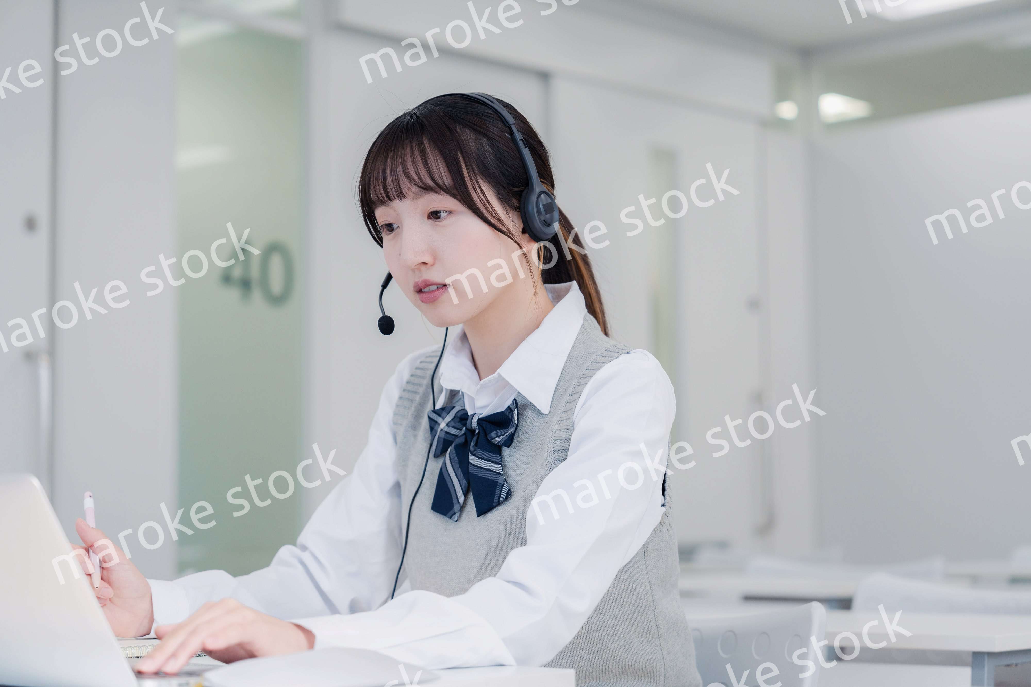 パソコンで授業を受ける女子高生