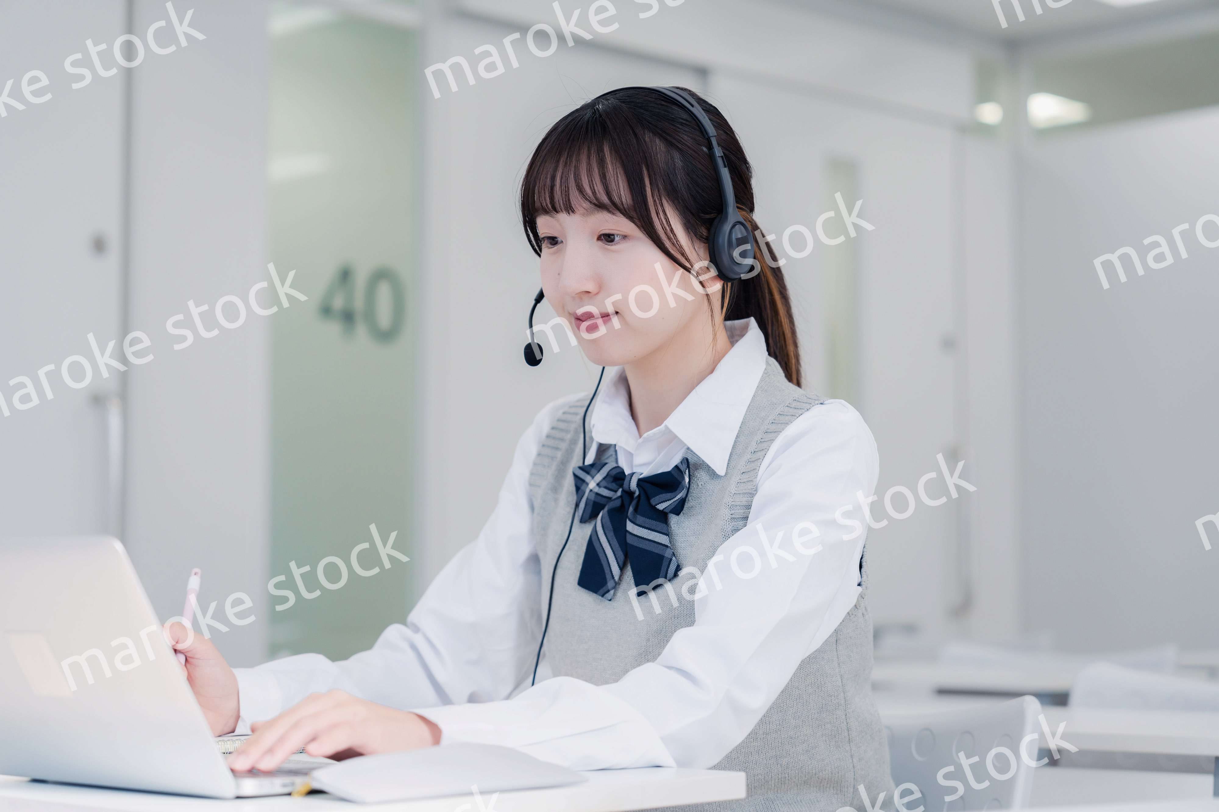 パソコンで授業を受ける女子高生