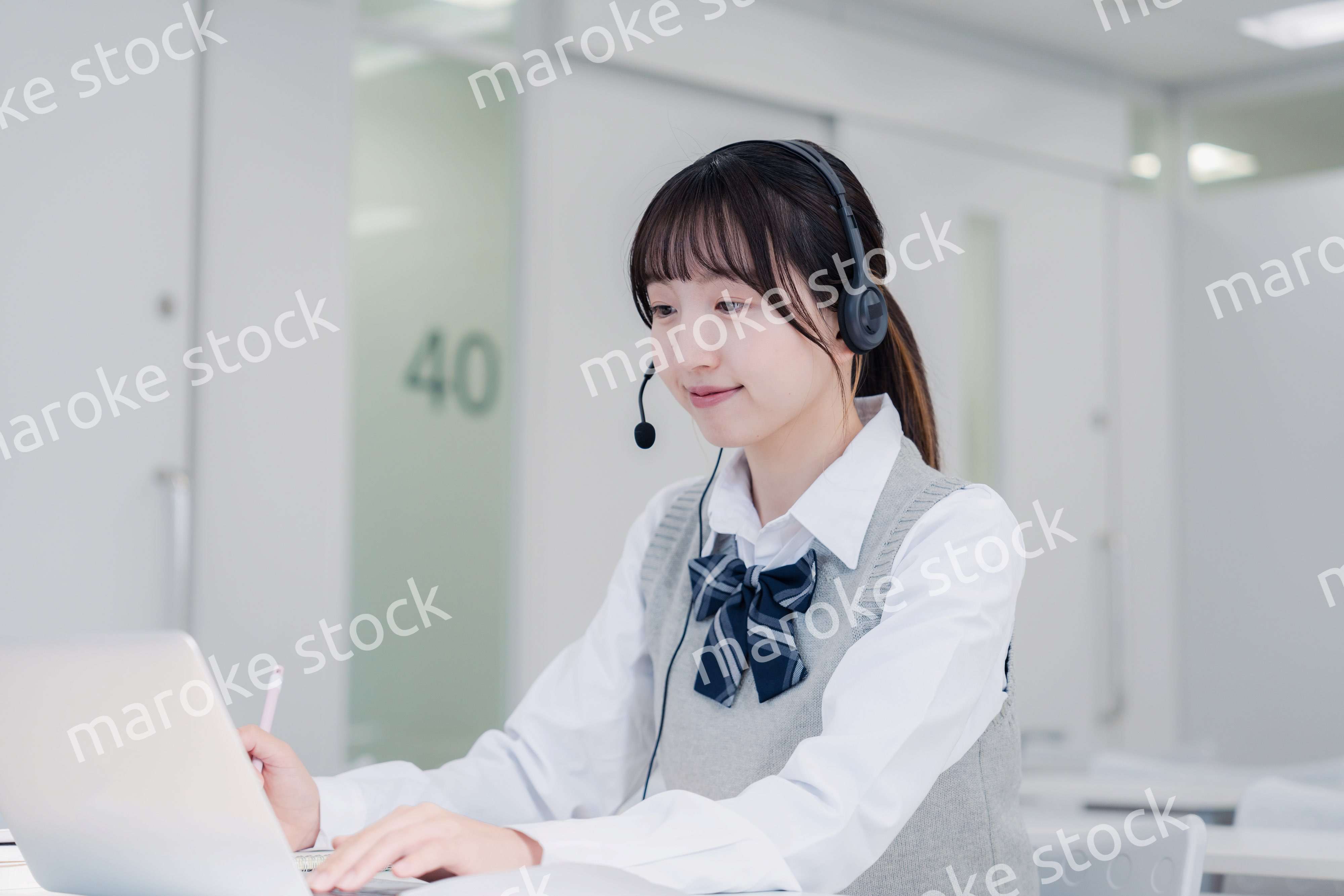 パソコンで授業を受ける女子高生