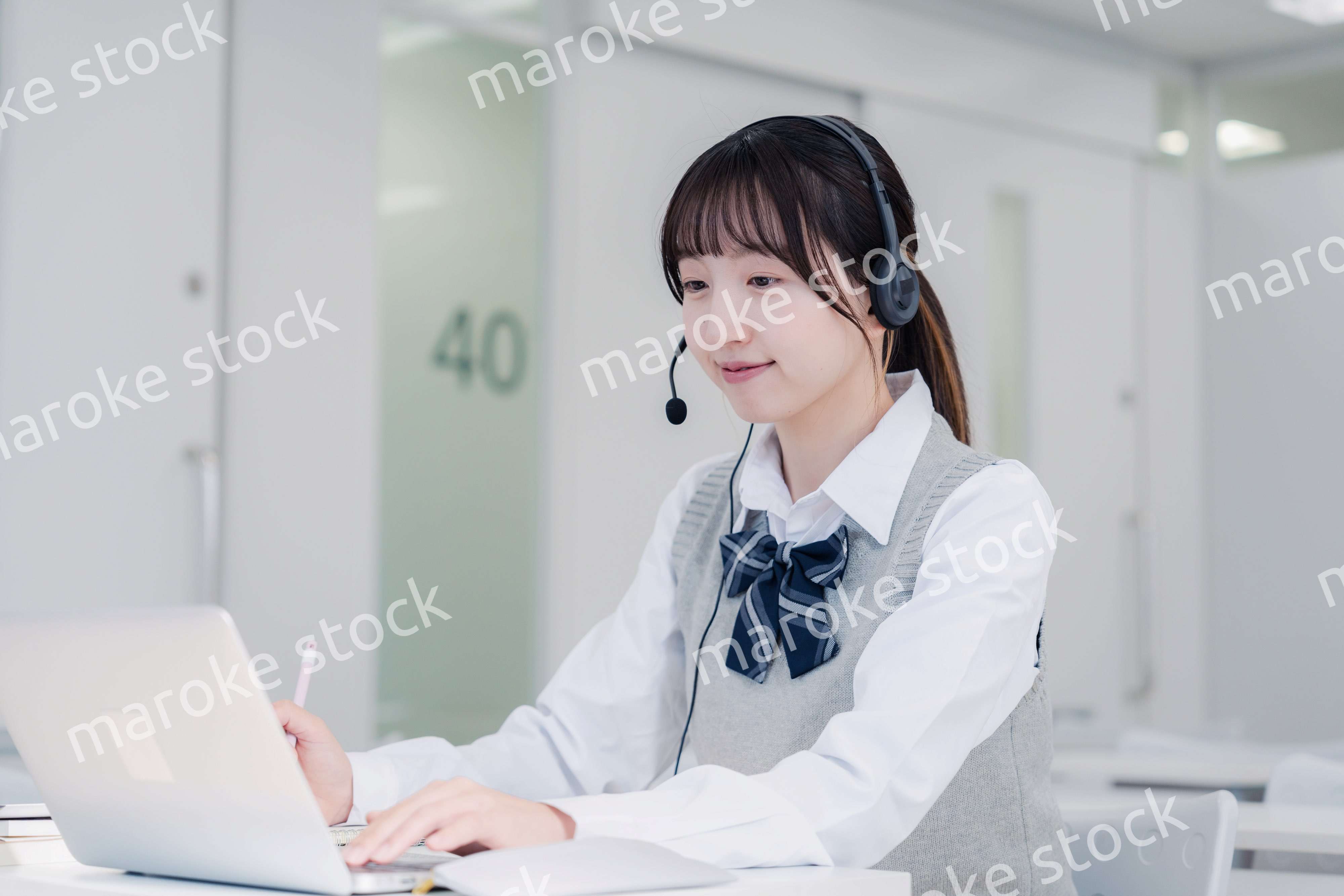 パソコンで授業を受ける女子高生