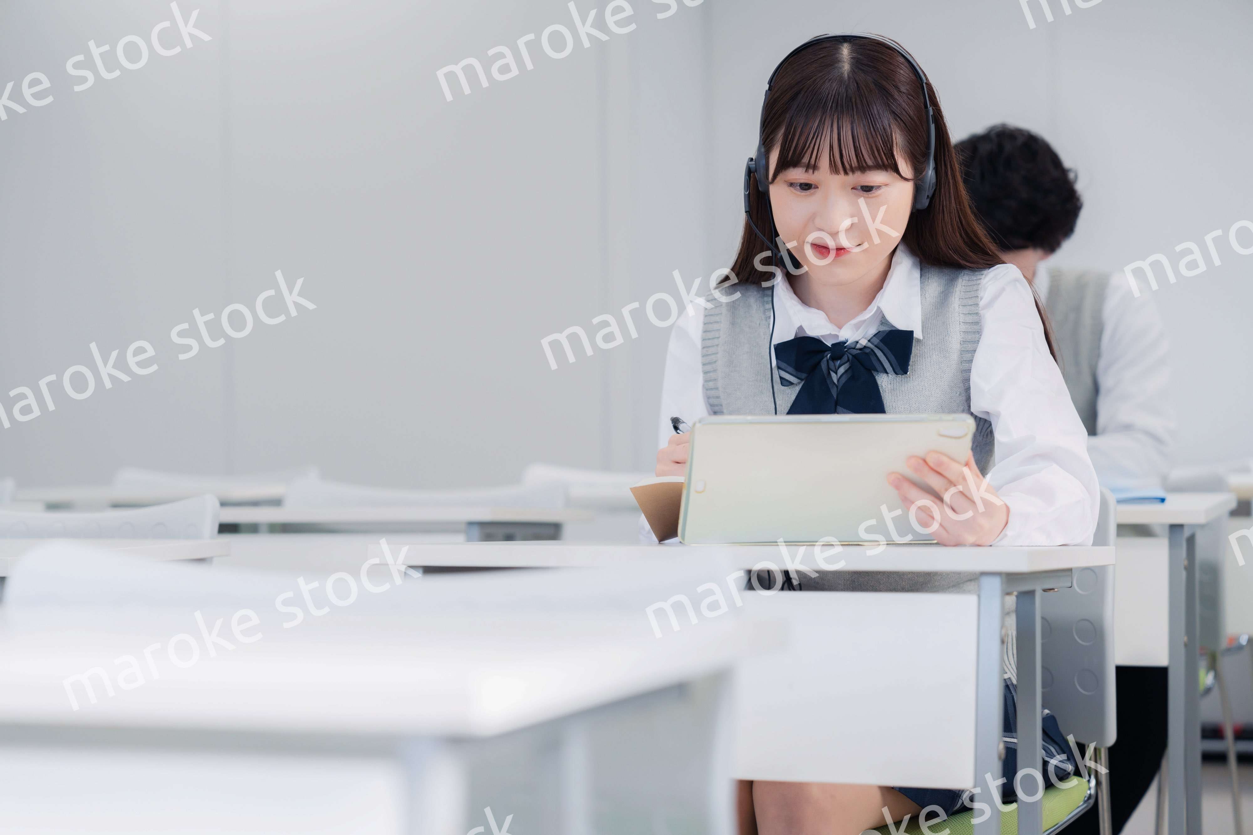 タブレット端末で学習をする高校生