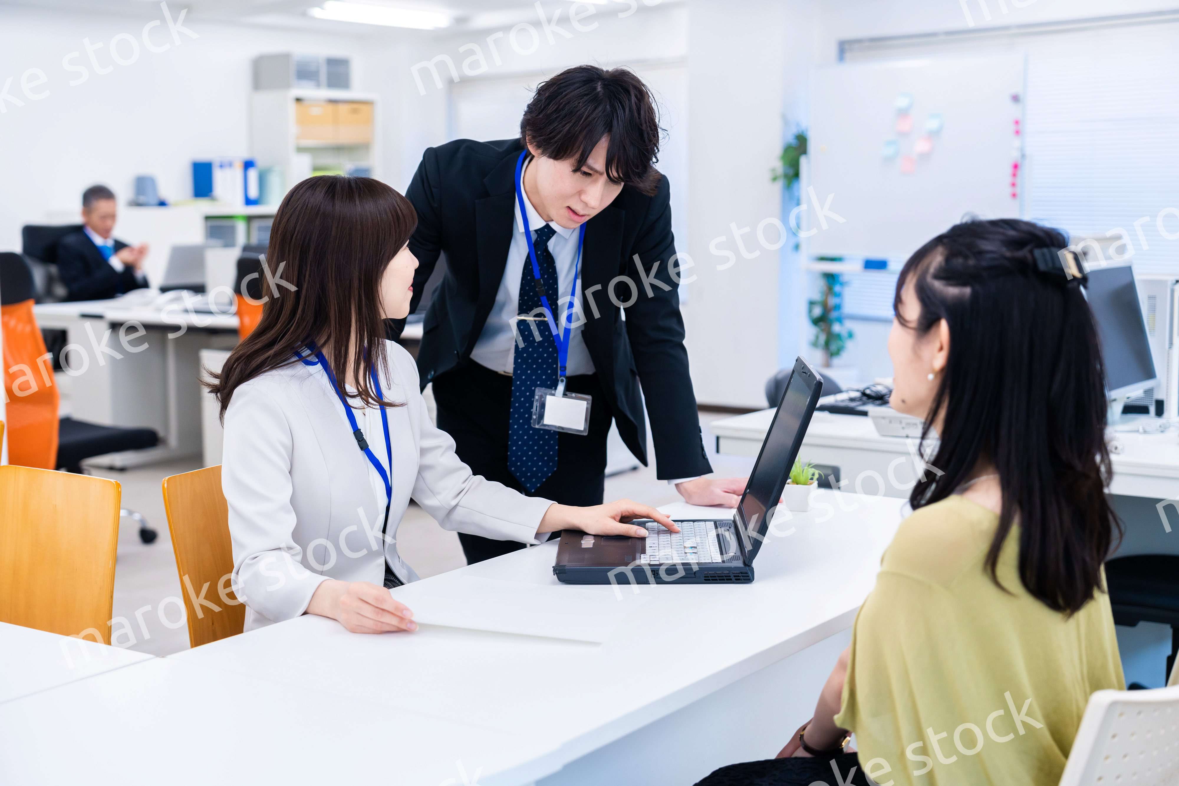 オフィスで窓口業務をするスタッフ