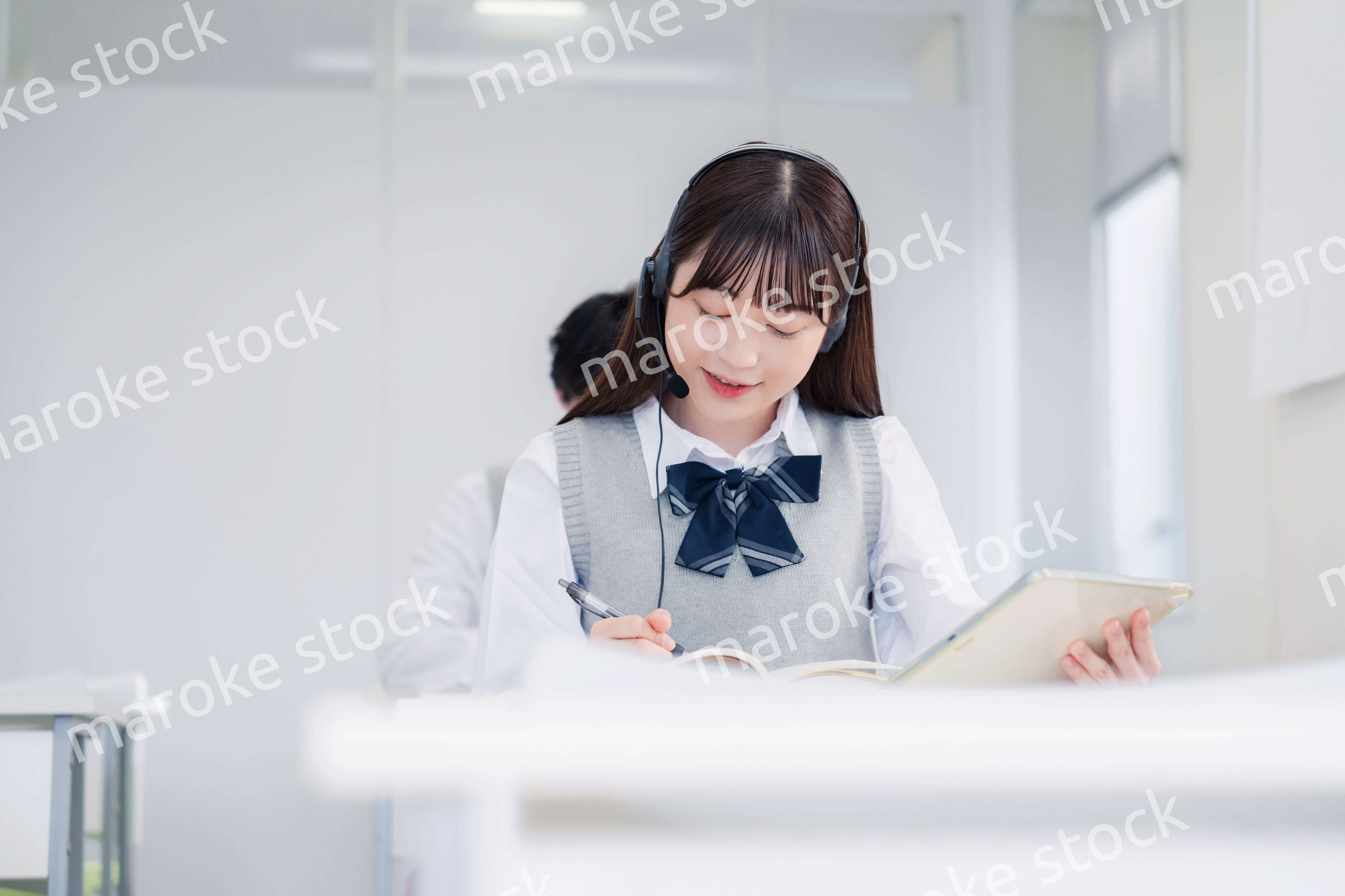 タブレット端末で学習をする高校生