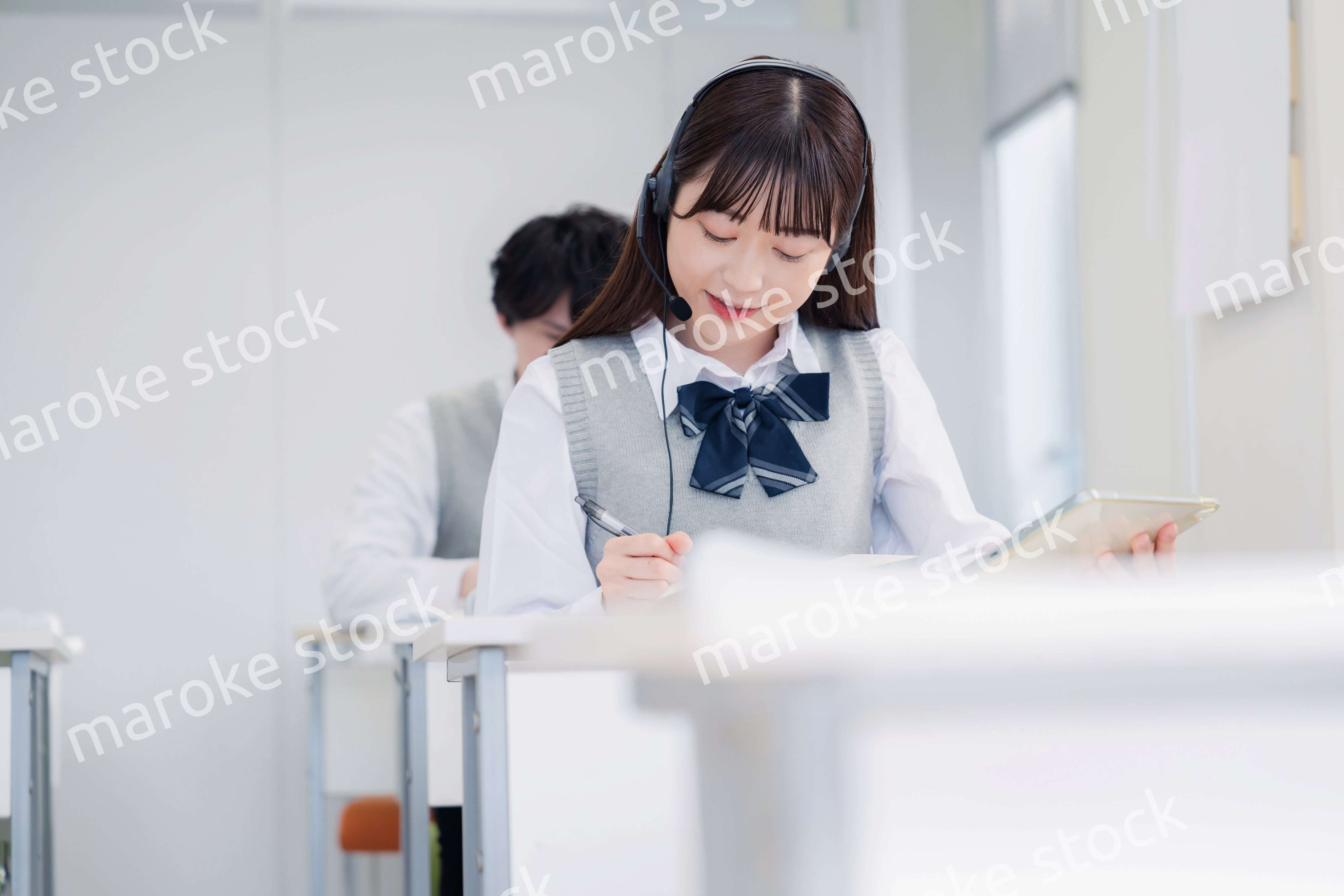 タブレット端末で学習をする高校生