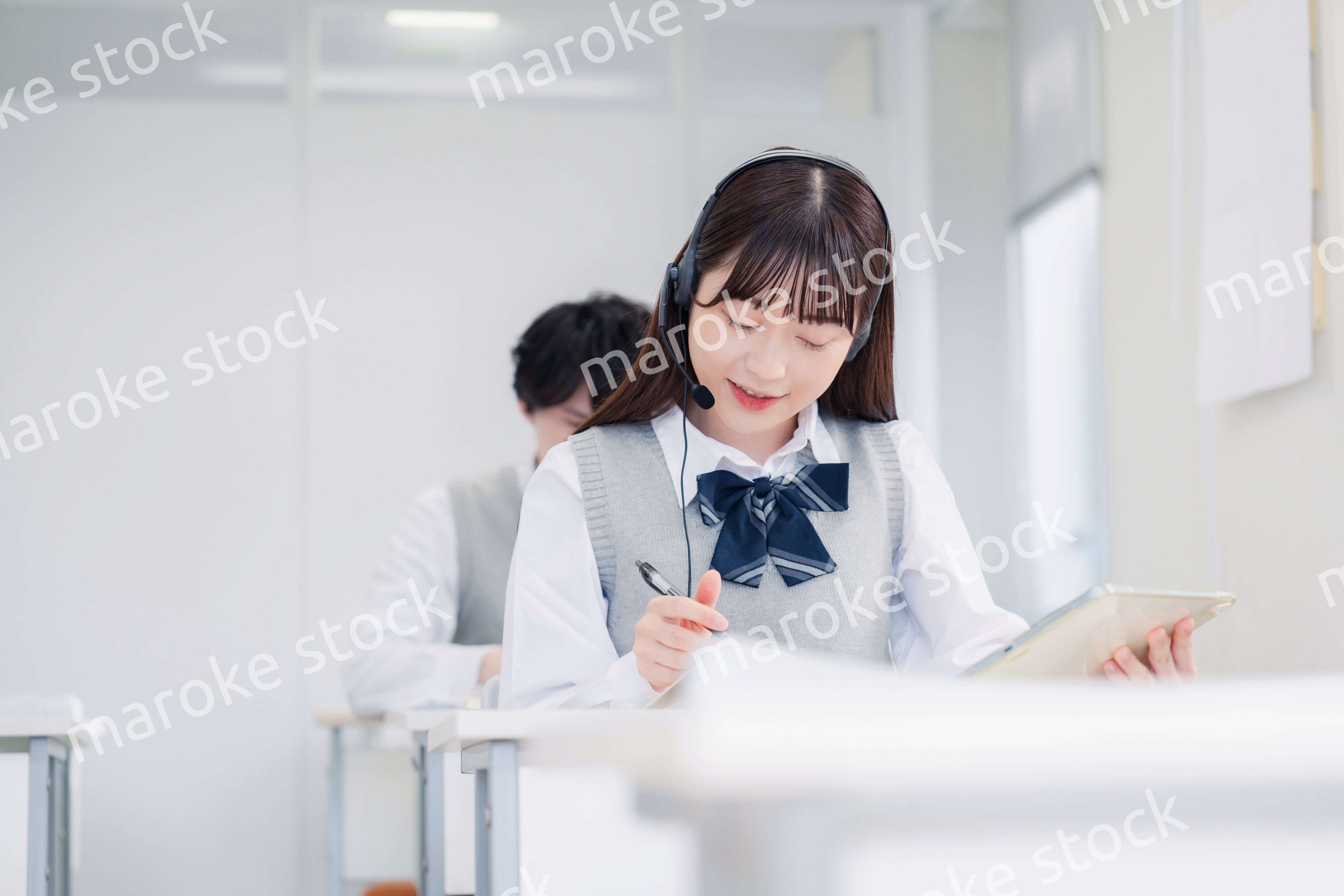 タブレット端末で学習をする高校生