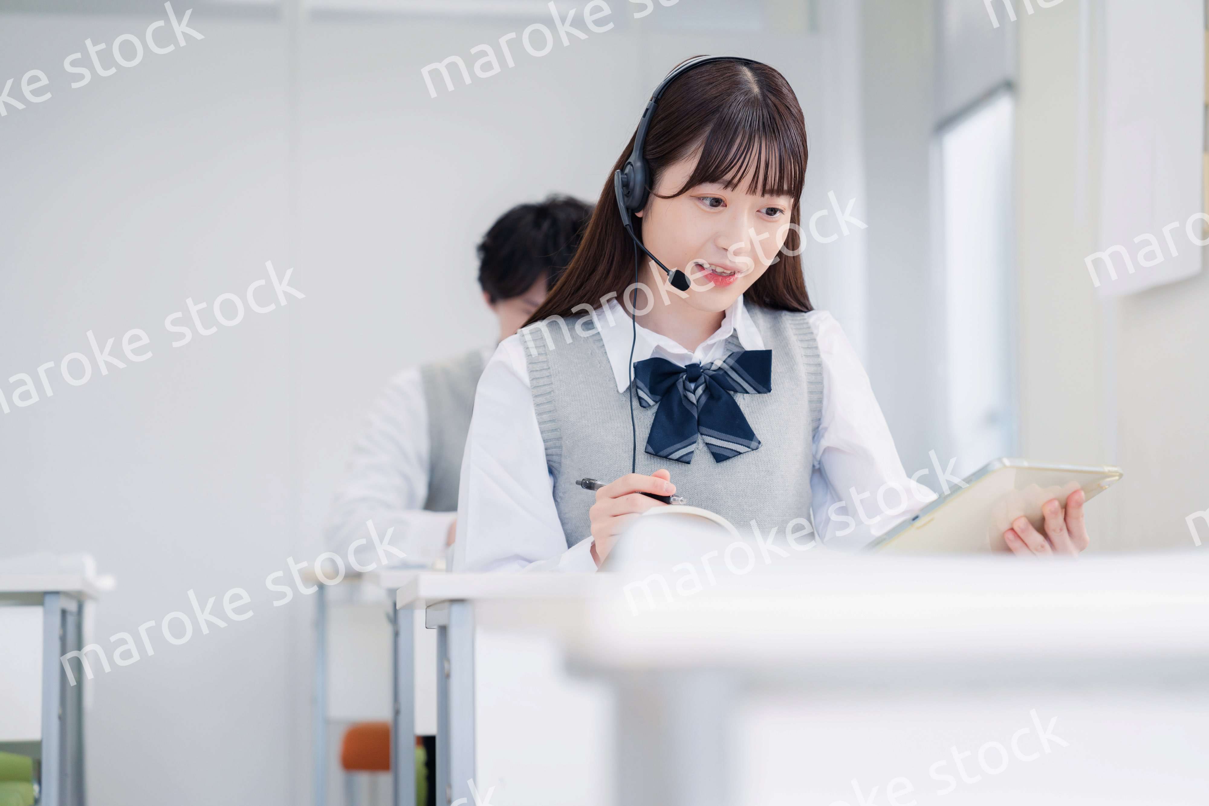 タブレット端末で学習をする高校生