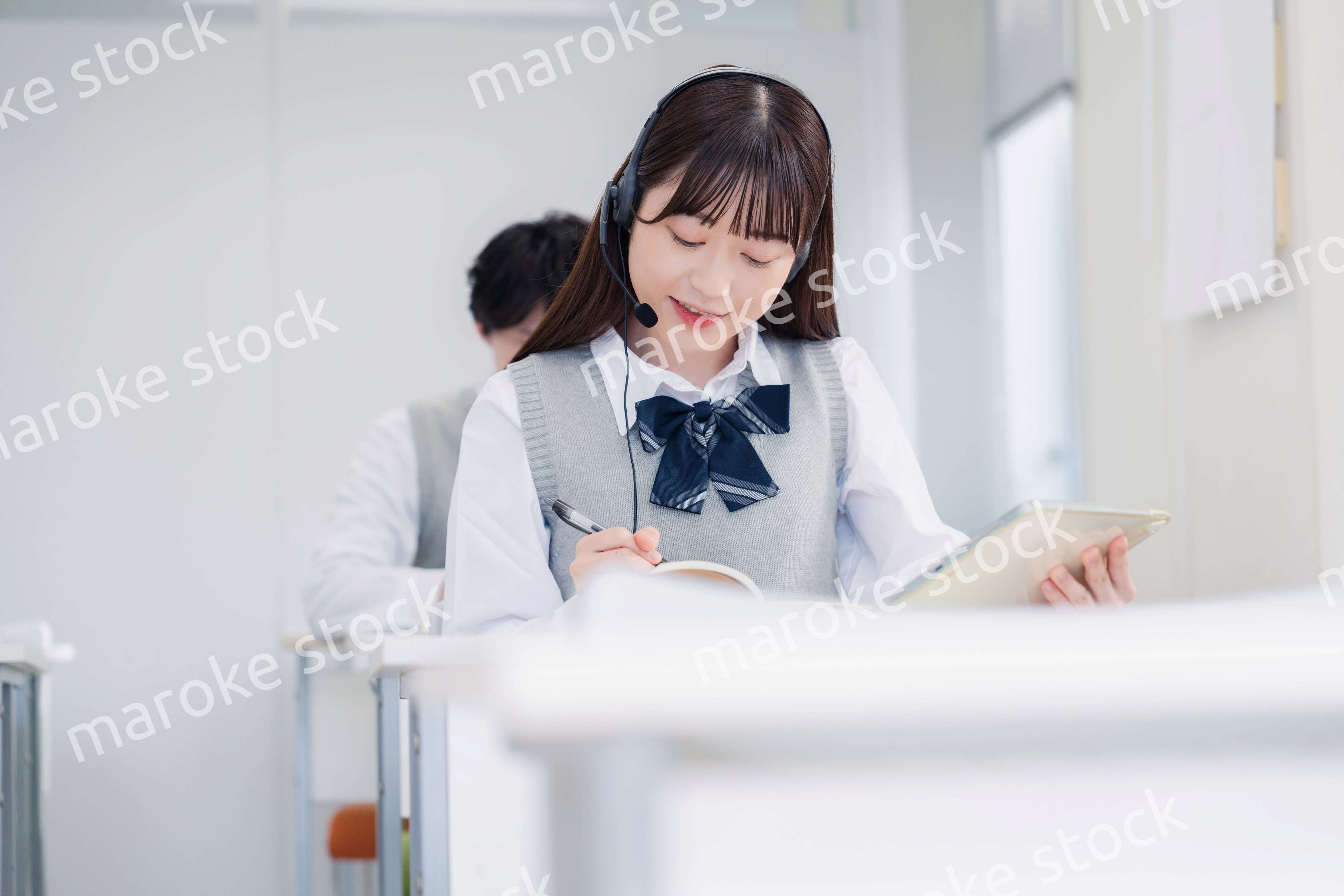 タブレット端末で学習をする高校生