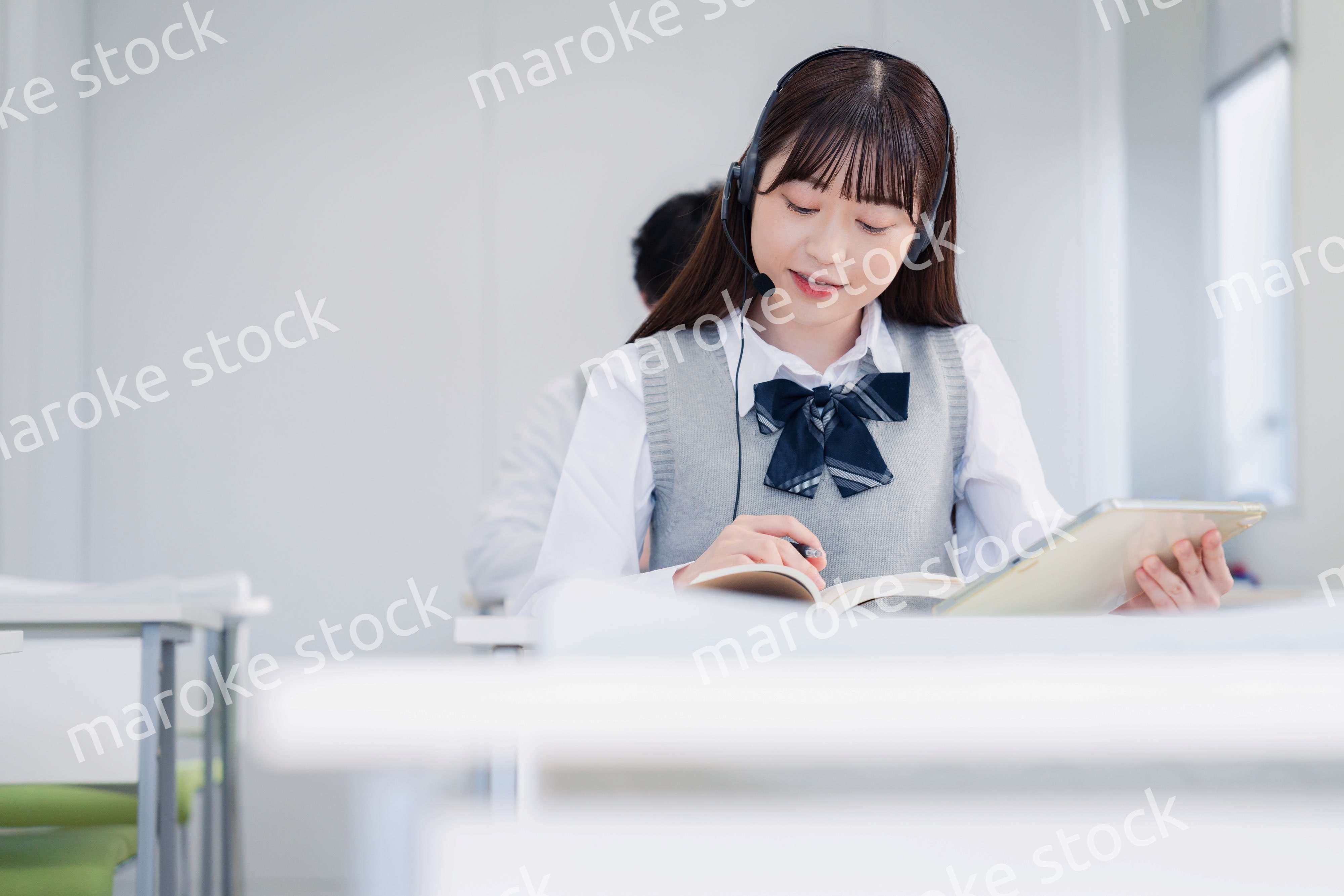 タブレット端末で学習をする高校生