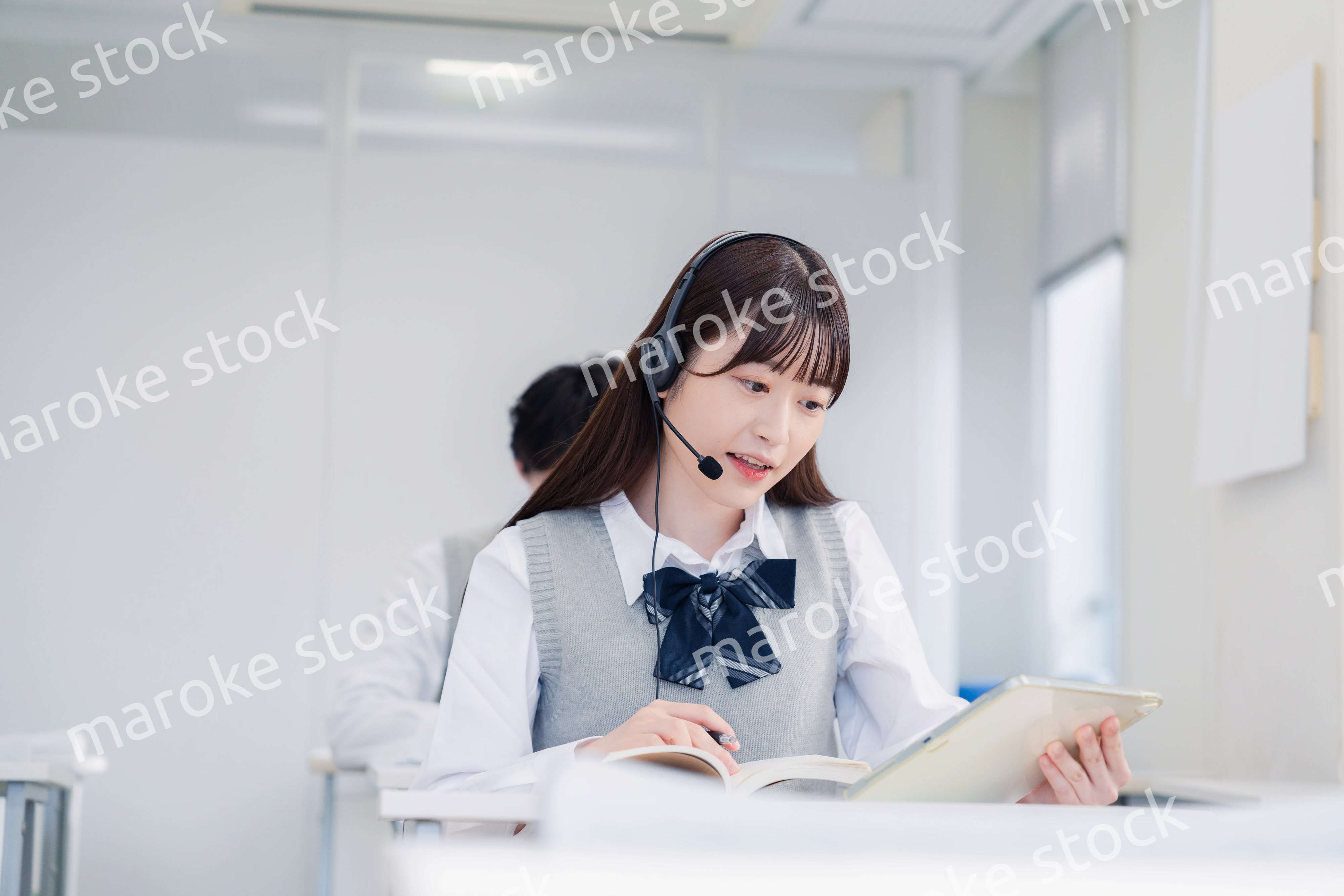 タブレット端末で学習をする高校生