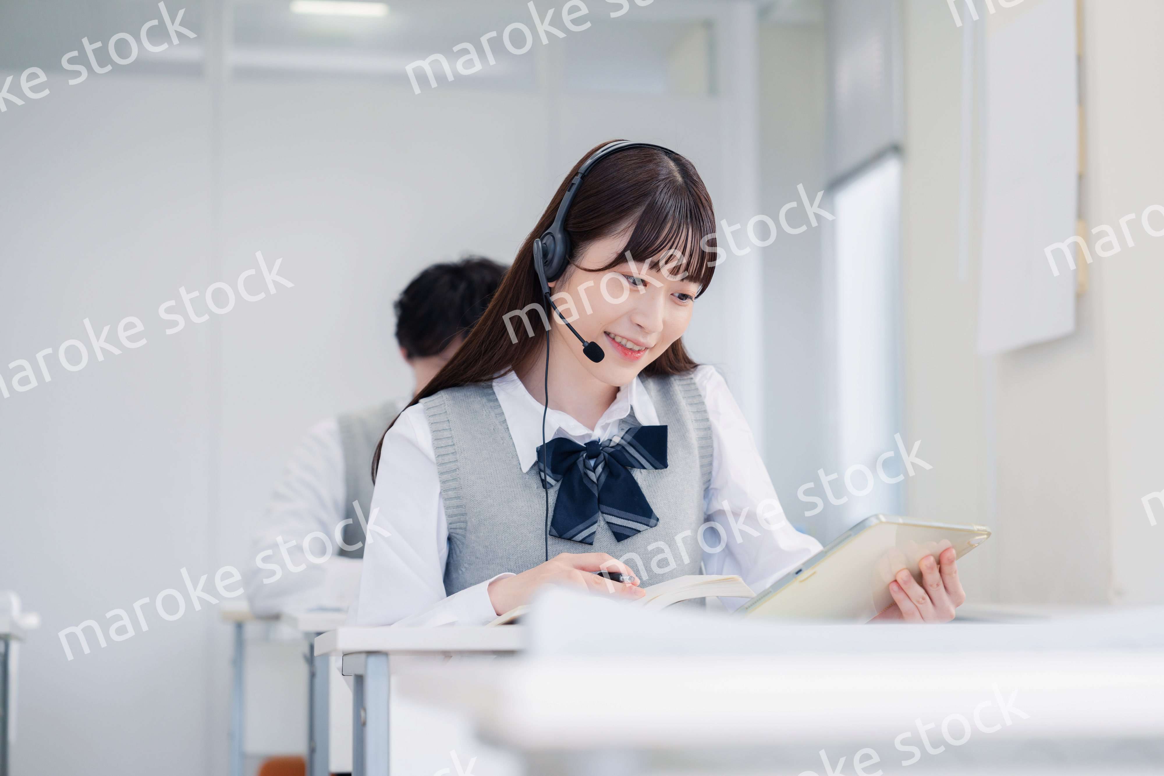 タブレット端末で学習をする高校生