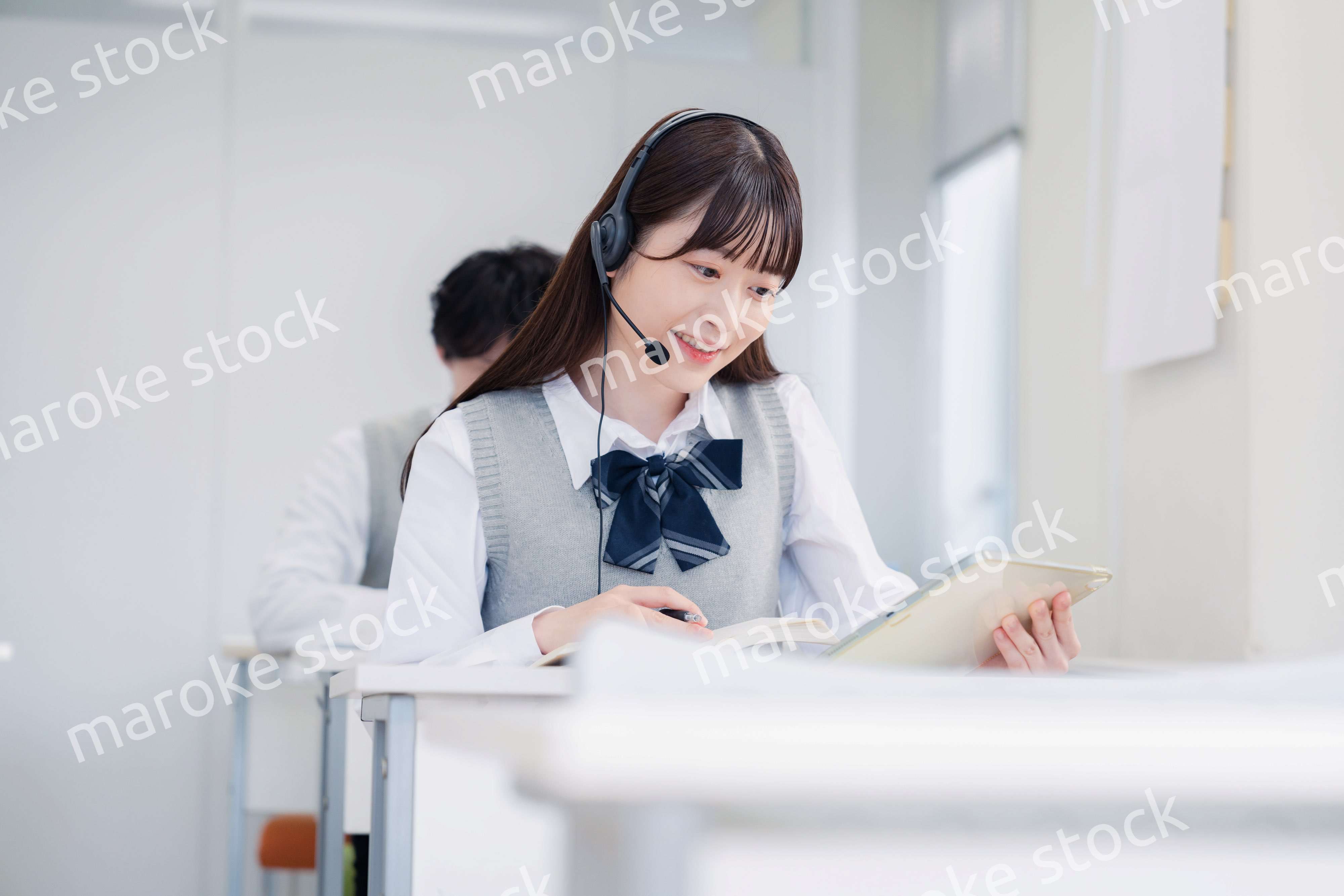 タブレット端末で学習をする高校生