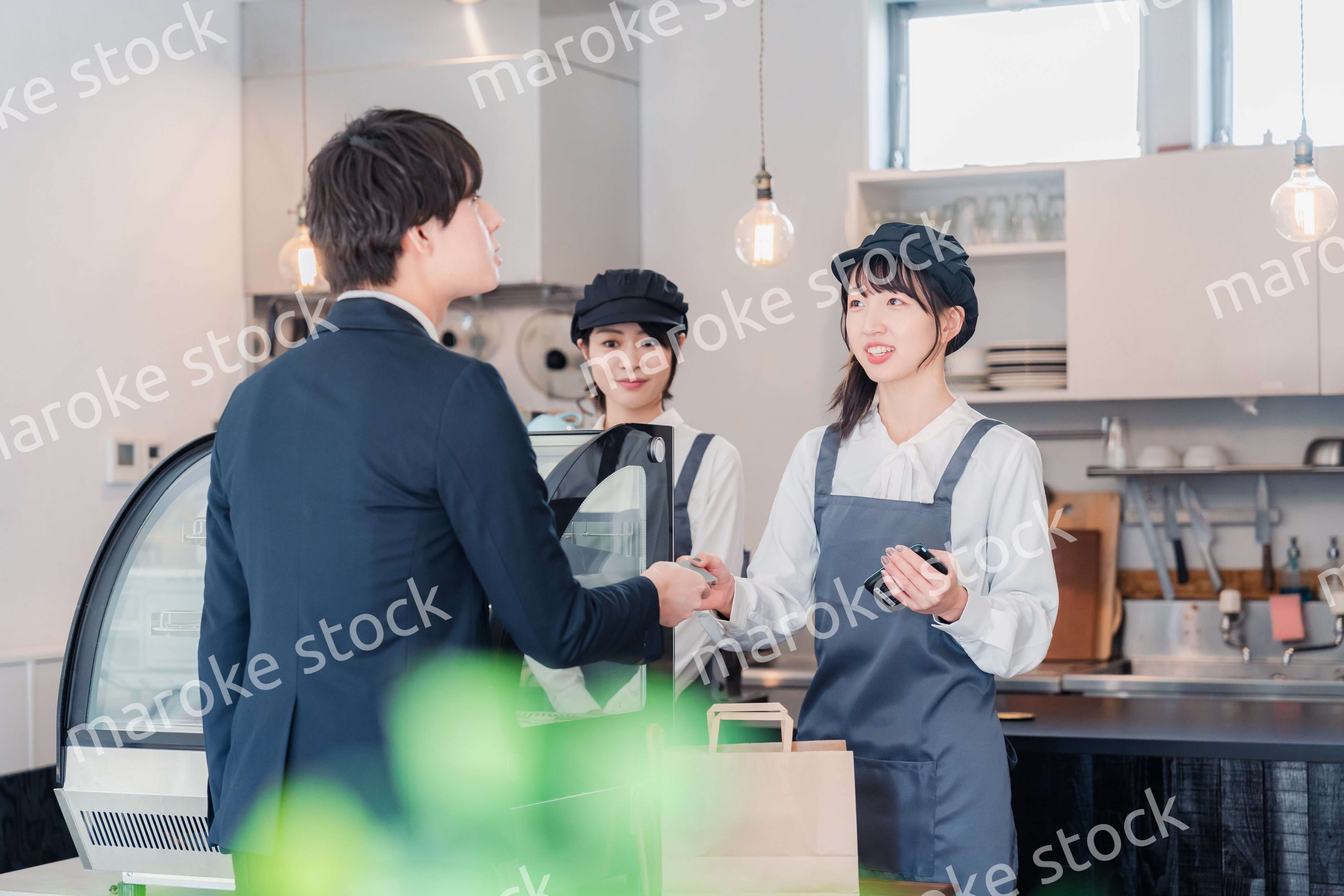 ケーキ屋で楽しく買い物をするビジネスマン