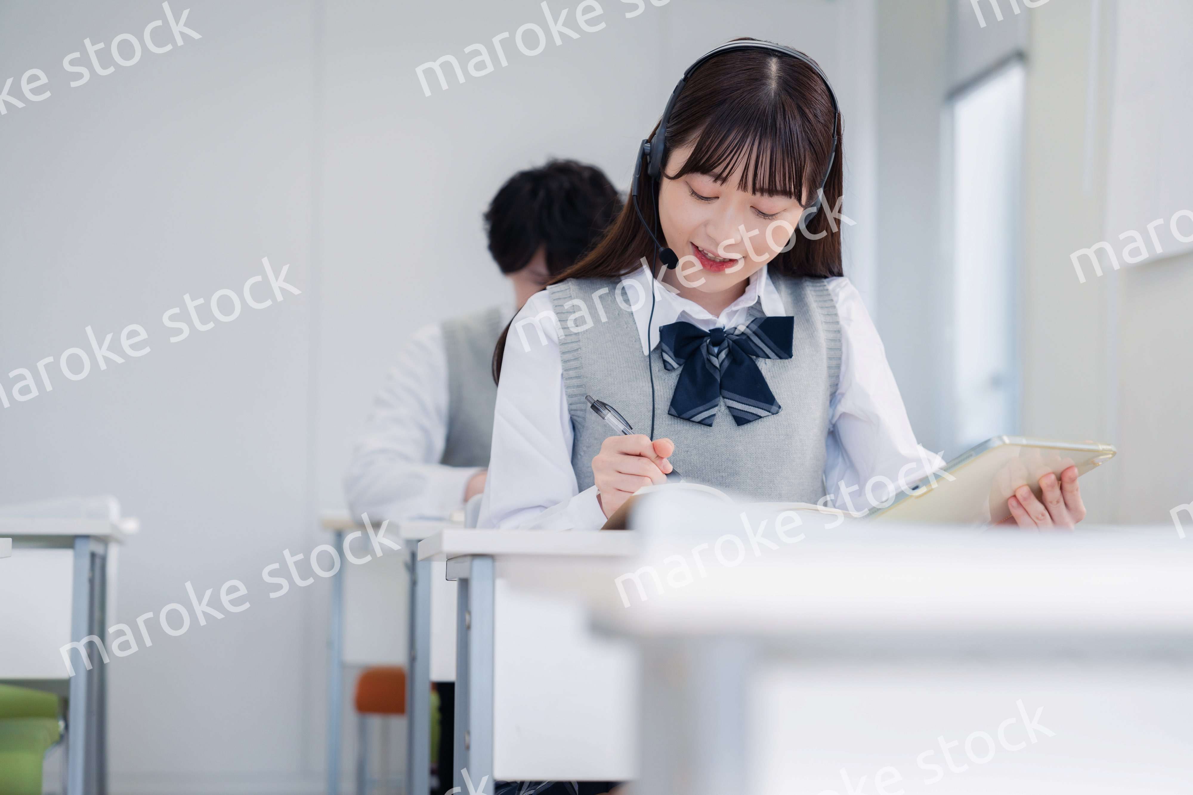 タブレット端末で学習をする高校生