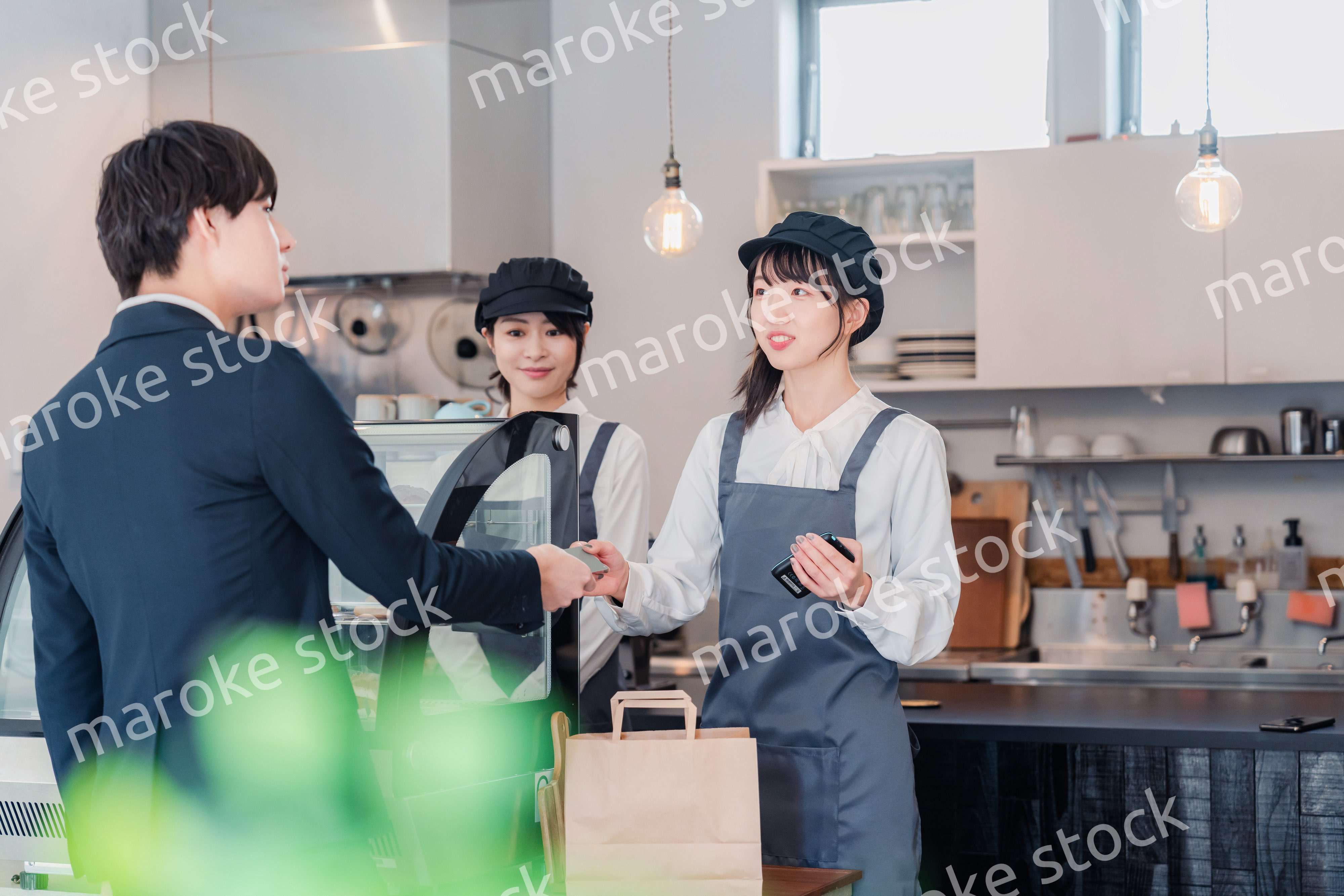 ケーキ屋で楽しく買い物をするビジネスマン