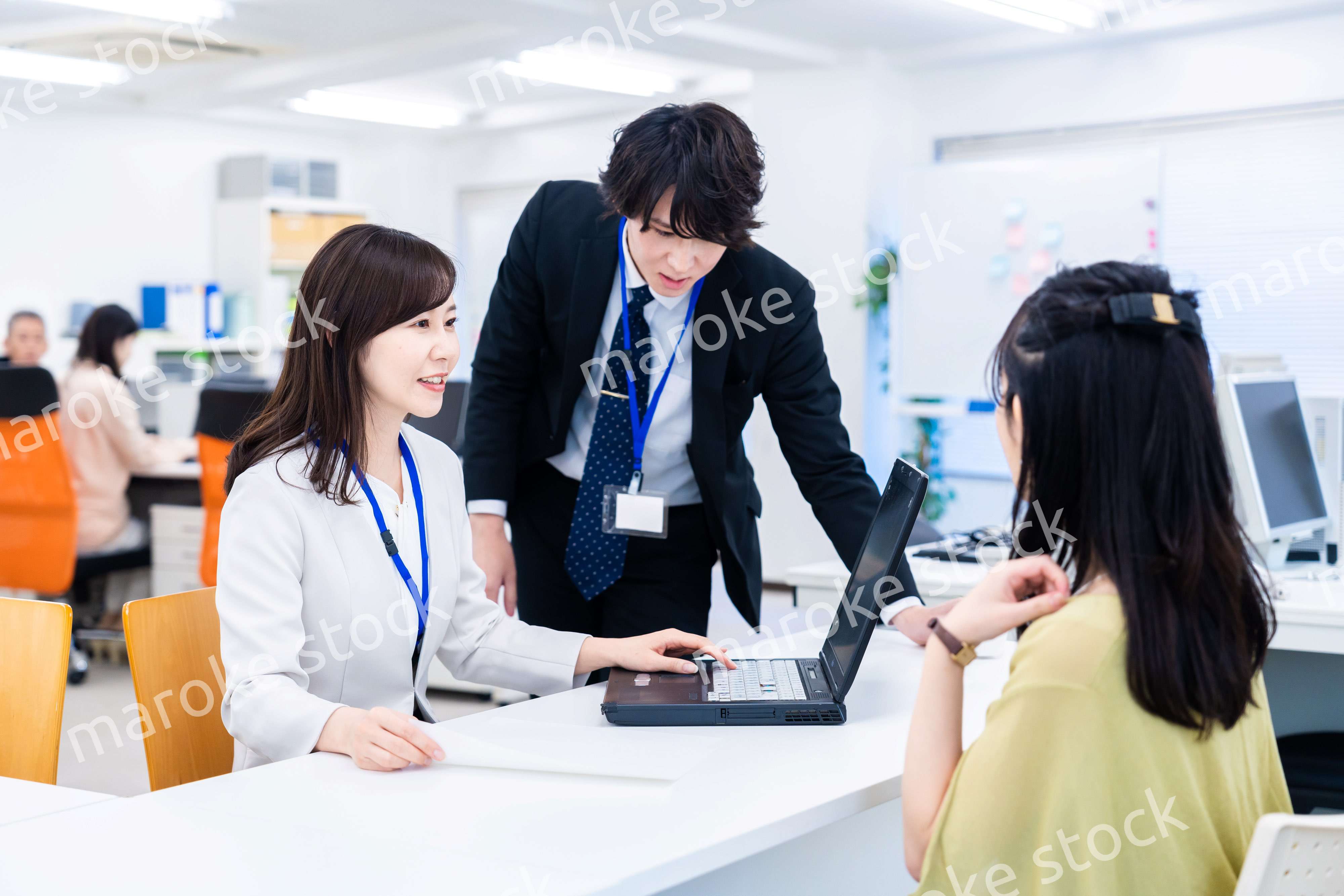 オフィスで窓口業務をするスタッフ