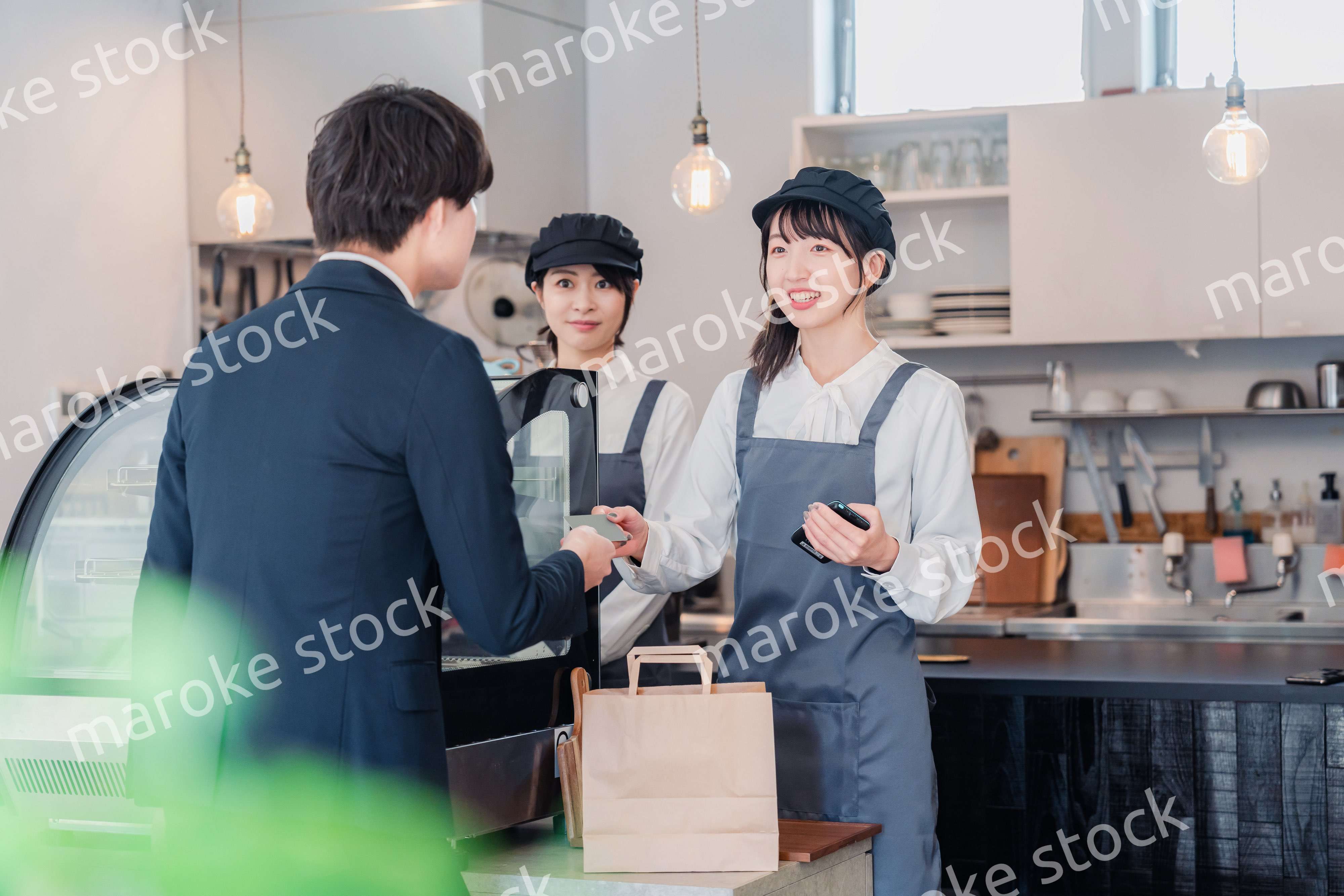 ケーキ屋で楽しく買い物をするビジネスマン