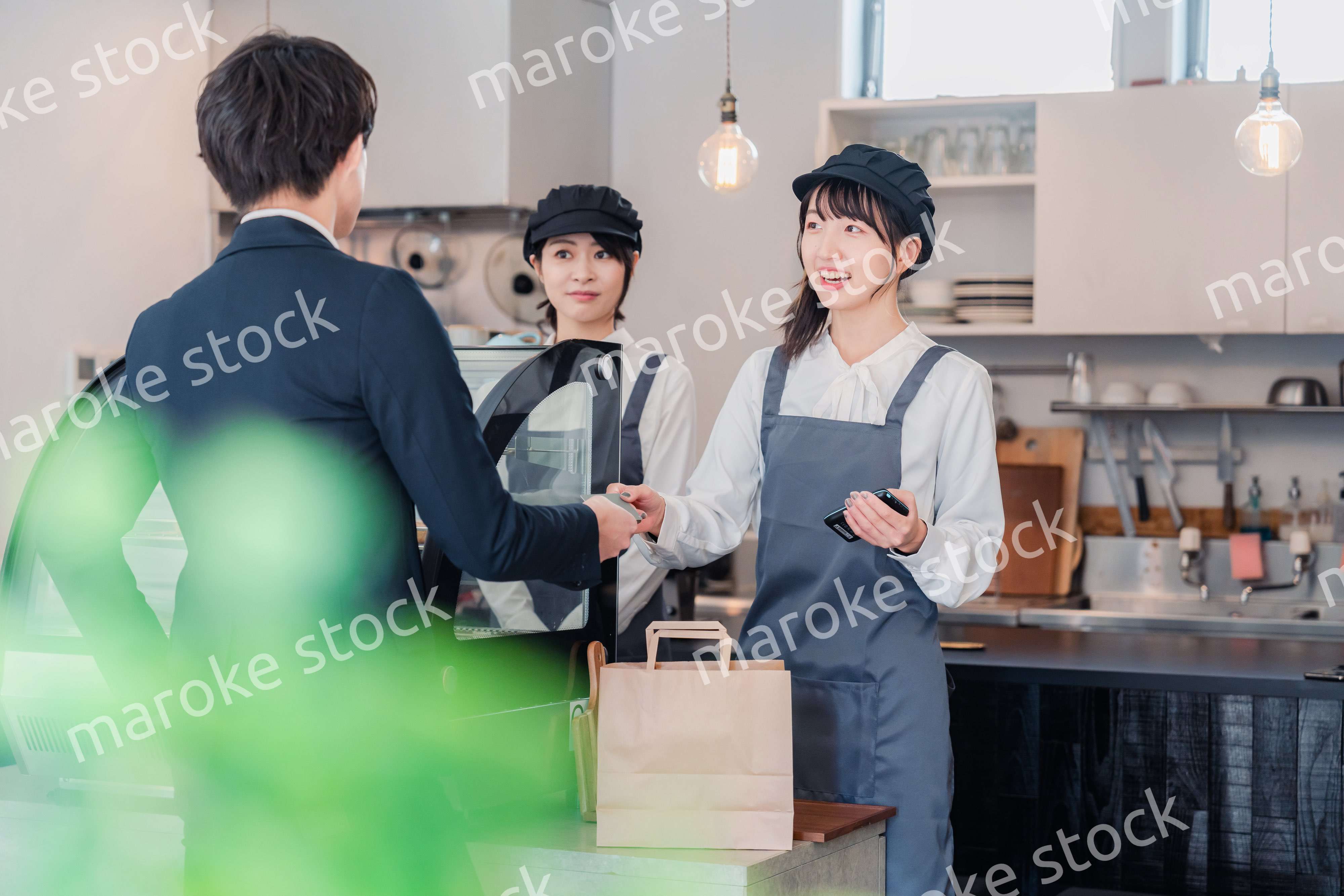 ケーキ屋で楽しく買い物をするビジネスマン